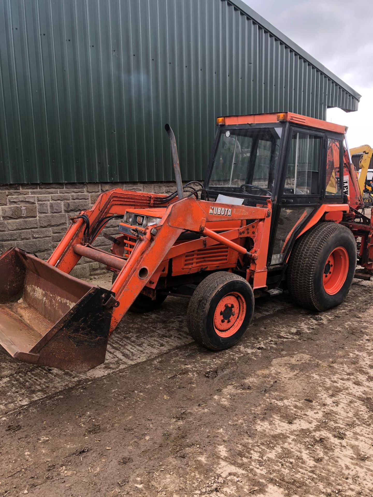 KUBOTA COMPACT TRACTOR WITH CAB & FRONT LOADER + LEWIS LANDLORD 300S BACK ACTOR *PLUS VAT* - Image 6 of 18