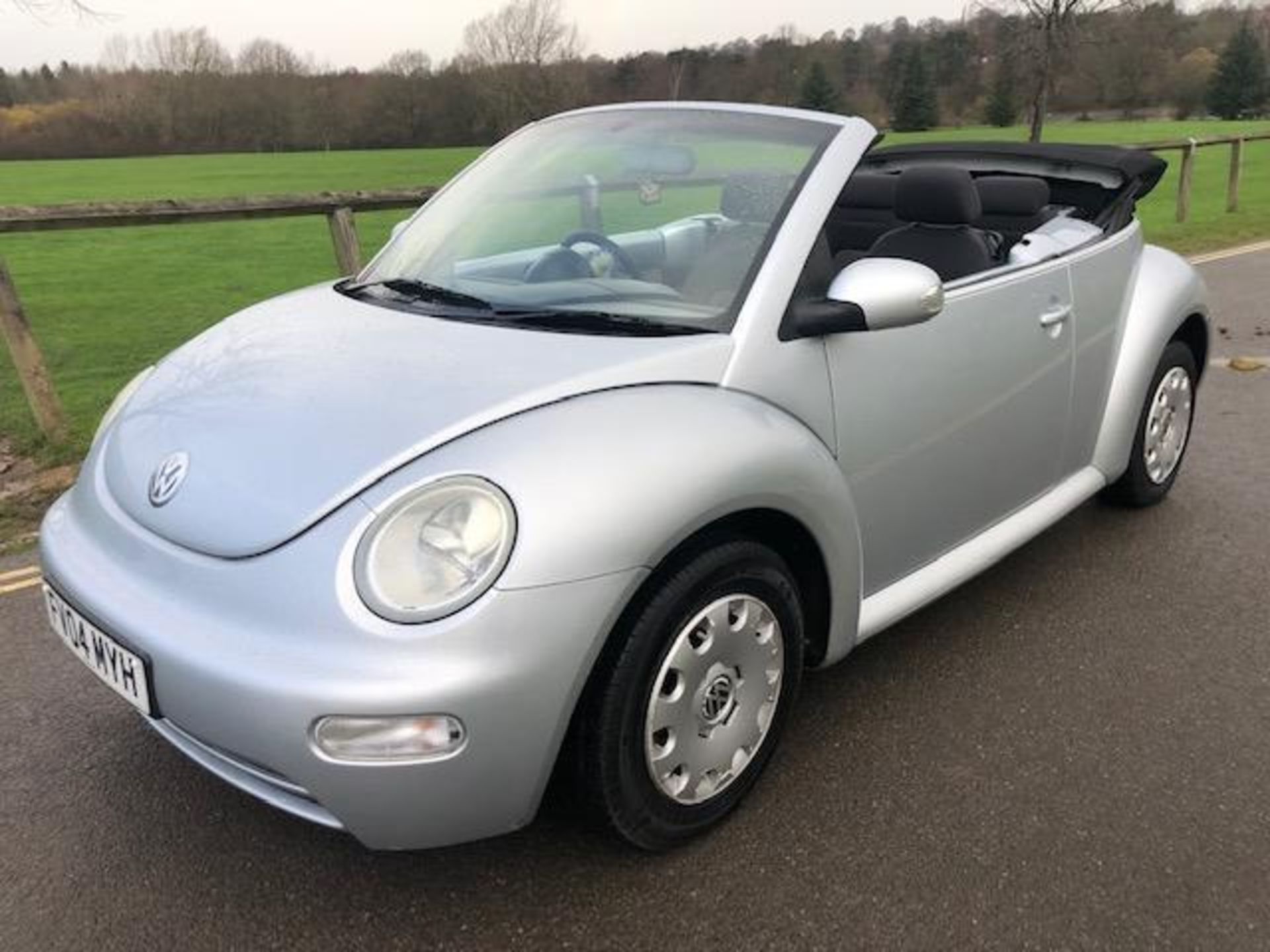 2004/04 REG VOLKSWAGEN BEETLE CABRIOLET 1.4 PETROL SILVER, SHOWING 2 FORMER KEEPERS *NO VAT* - Image 5 of 10