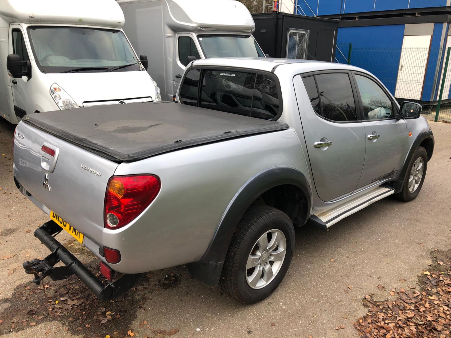 2007/56 REG MITSUBISHI L200 WARRIOR DI-D DOUBLE CAB SILVER DIESEL PICK-UP, SHOWING 2 FORMER KEEPERS - Image 3 of 5