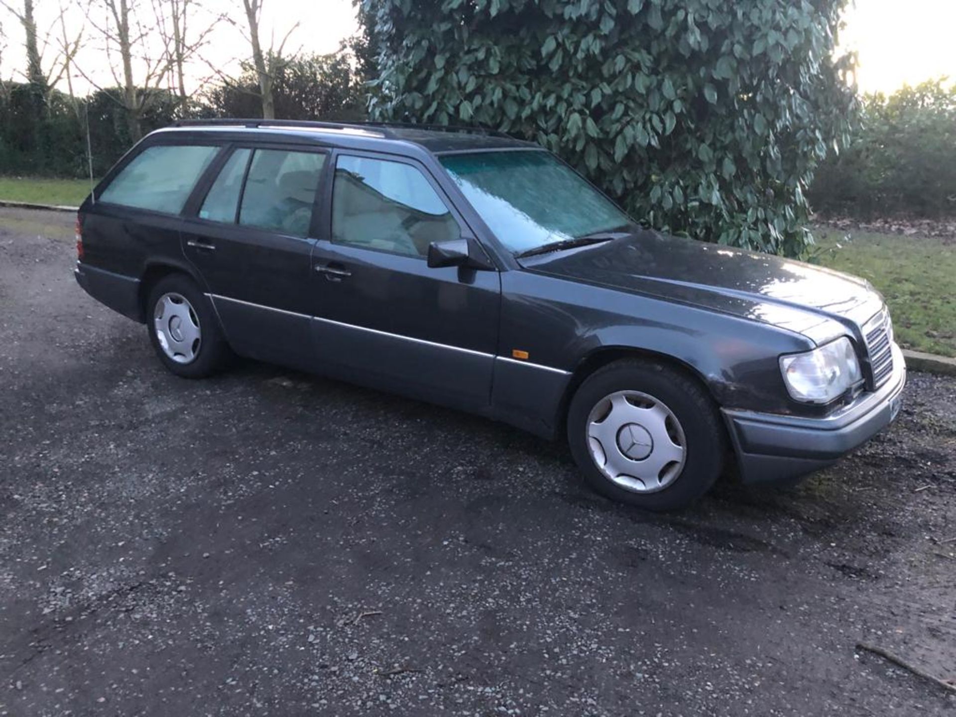 1995 MERCEDES E220 AUTO 2.2 PETROL ESTATE, 4 SPEED, 4 FORMER KEEPERS *NO VAT*