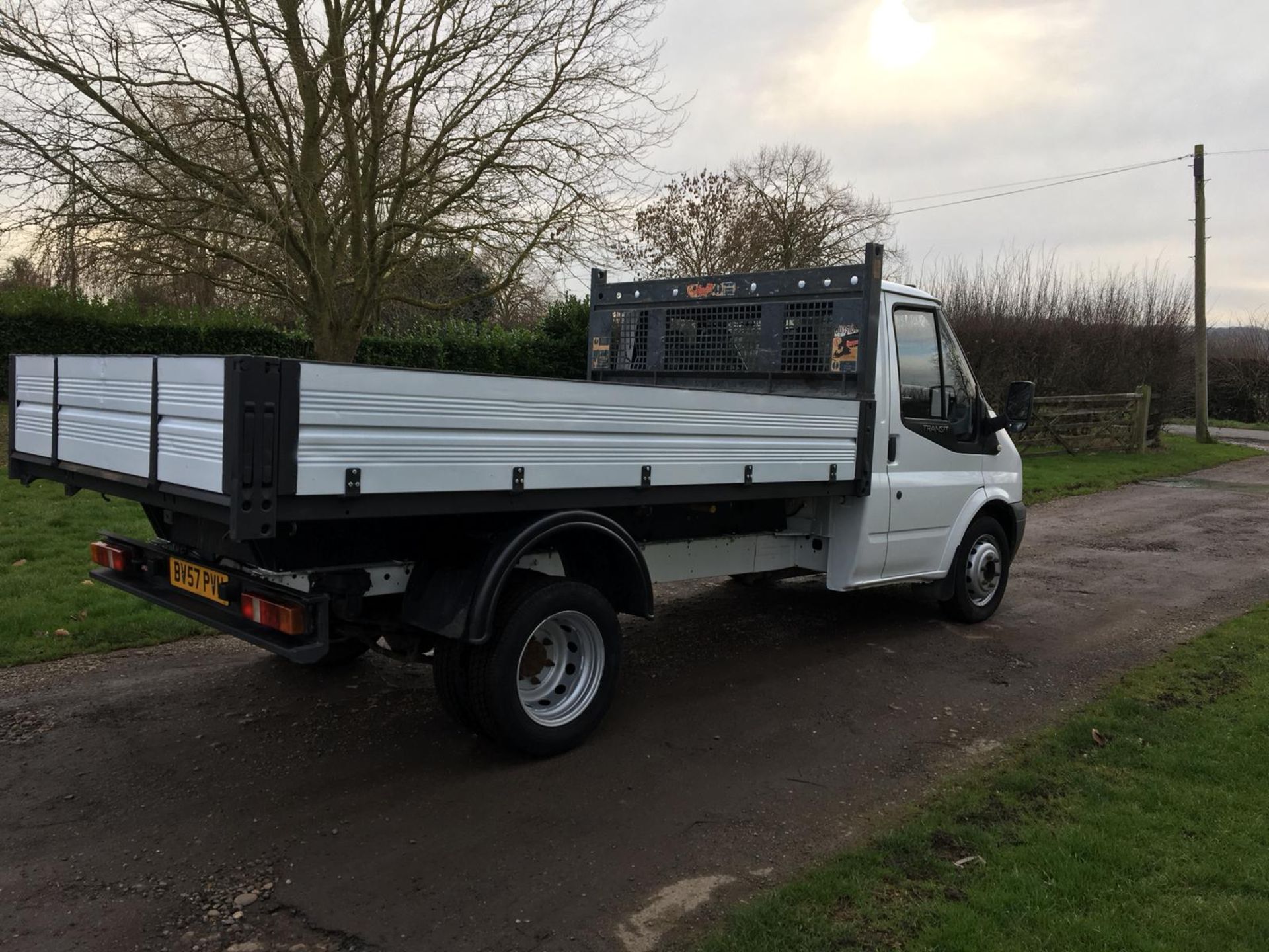 2007/57 REG FORD TRANSIT 100 T350M RWD WHITE DIESEL TIPPER, SHOWING 0 FORMER KEEPERS *NO VAT* - Image 7 of 12