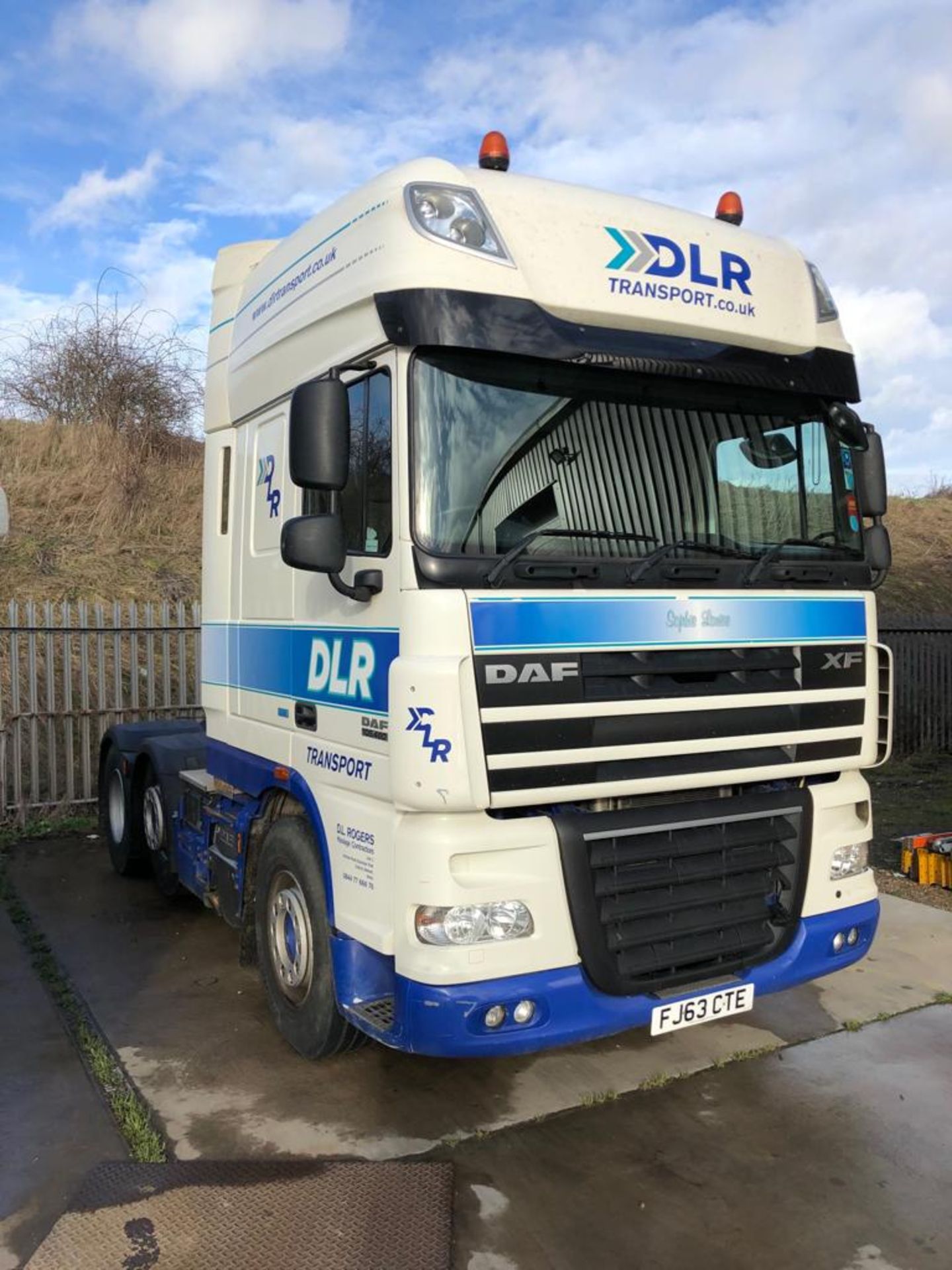 2013/63 REG DAF TRUCKS FTG XF105-460 WHITE DIESEL HEAVY HAULAGE UNIT, SHOWING 0 FORMER KEEPERS