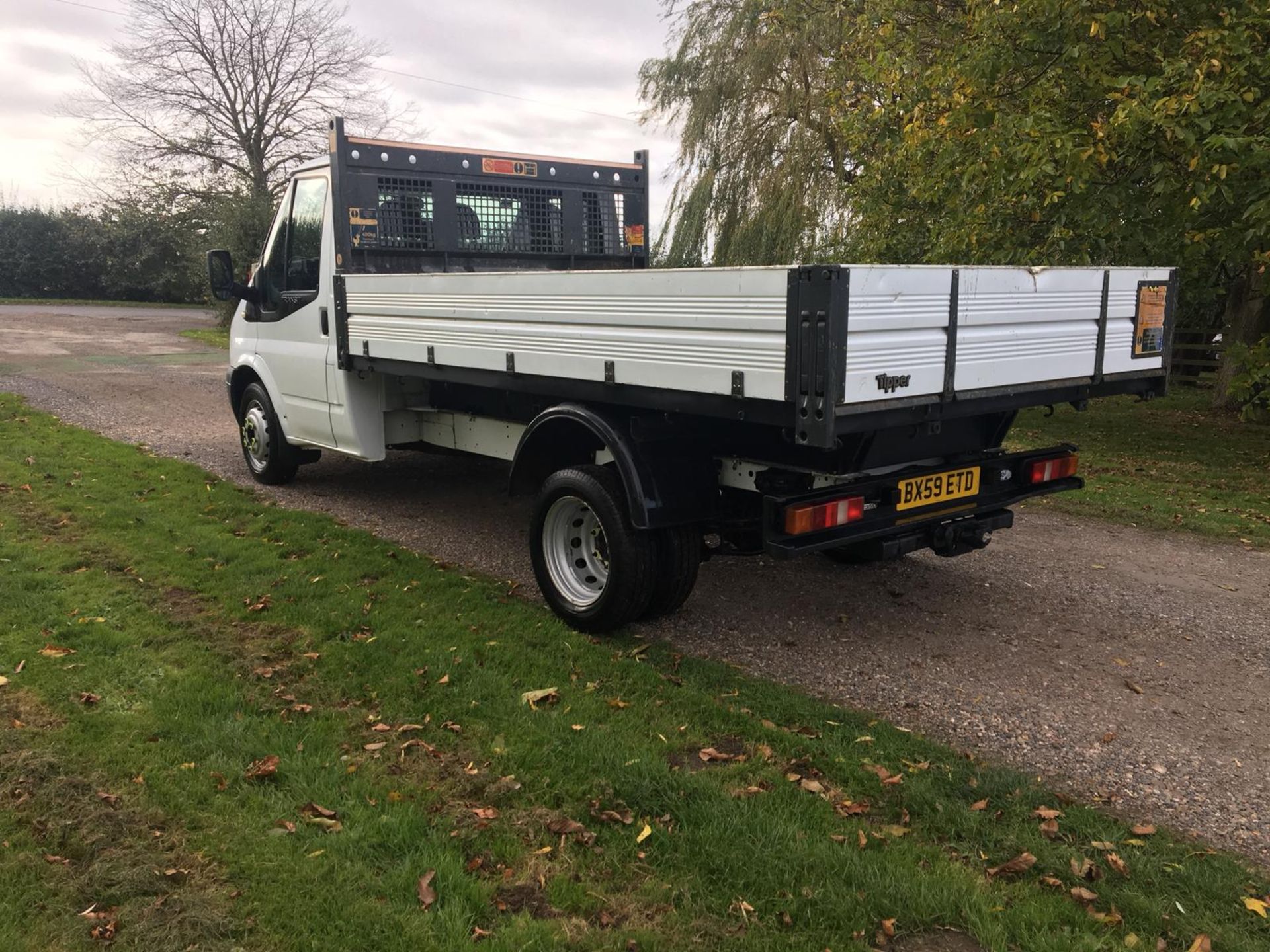 2010/59 REG FORD TRANSIT 100 T350M RWD WHITE DIESEL TIPPER, SHOWING 0 FORMER KEEPERS *NO VAT* - Image 4 of 12