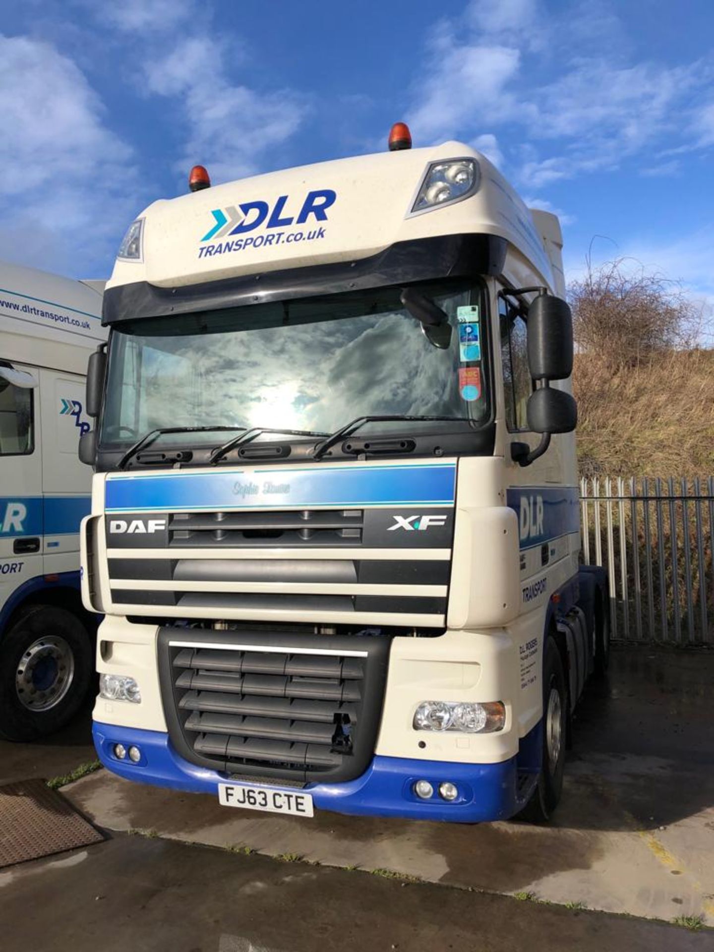 2013/63 REG DAF TRUCKS FTG XF105-460 WHITE DIESEL HEAVY HAULAGE UNIT, SHOWING 0 FORMER KEEPERS - Image 2 of 10