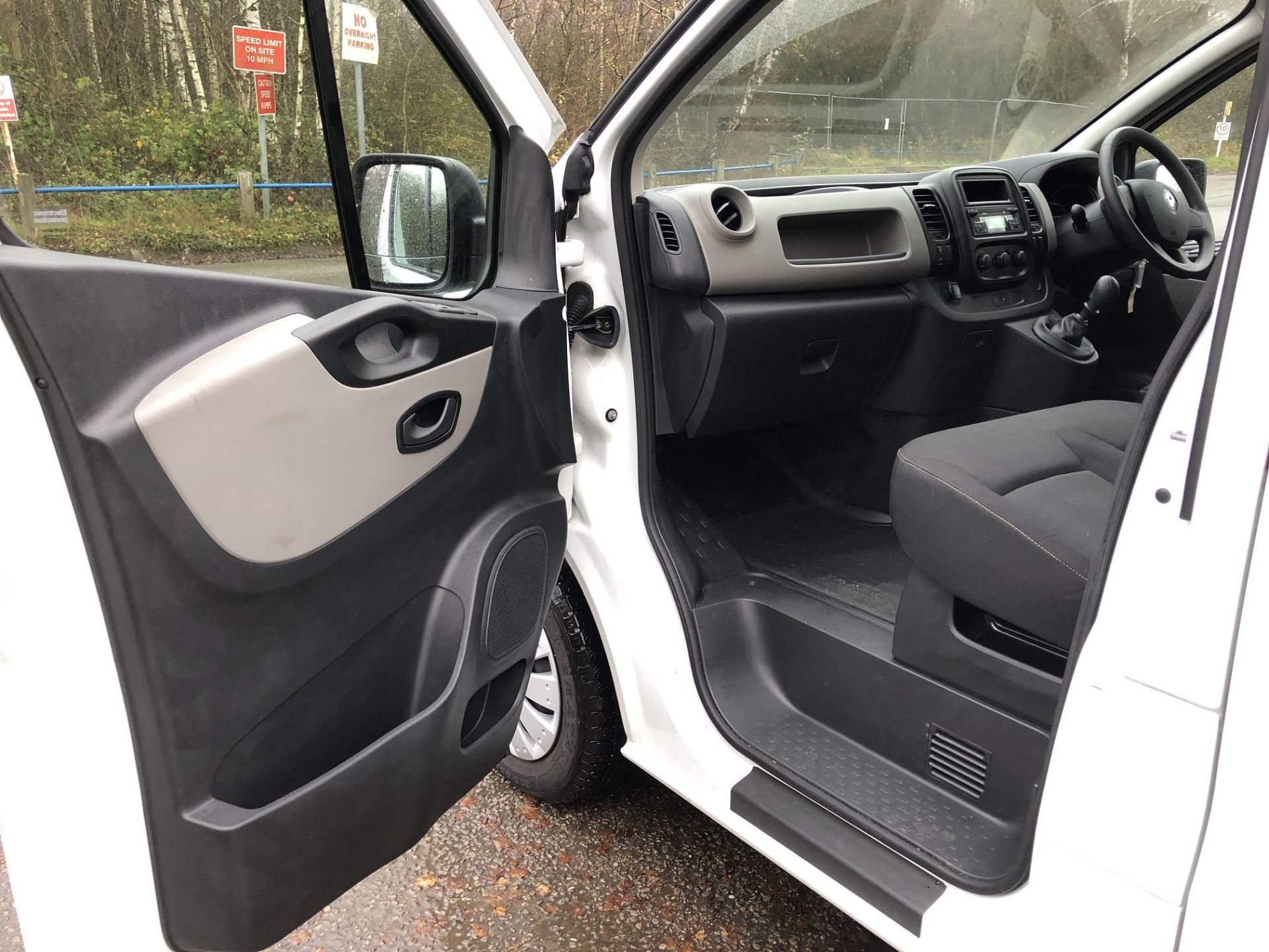 2017/67 REG RENAULT TRAFIC SL27 BUSINESS DCI WHITE DIESEL PANEL VAN SHOWING 1 FORMER KEEPER *NO VAT* - Image 8 of 14