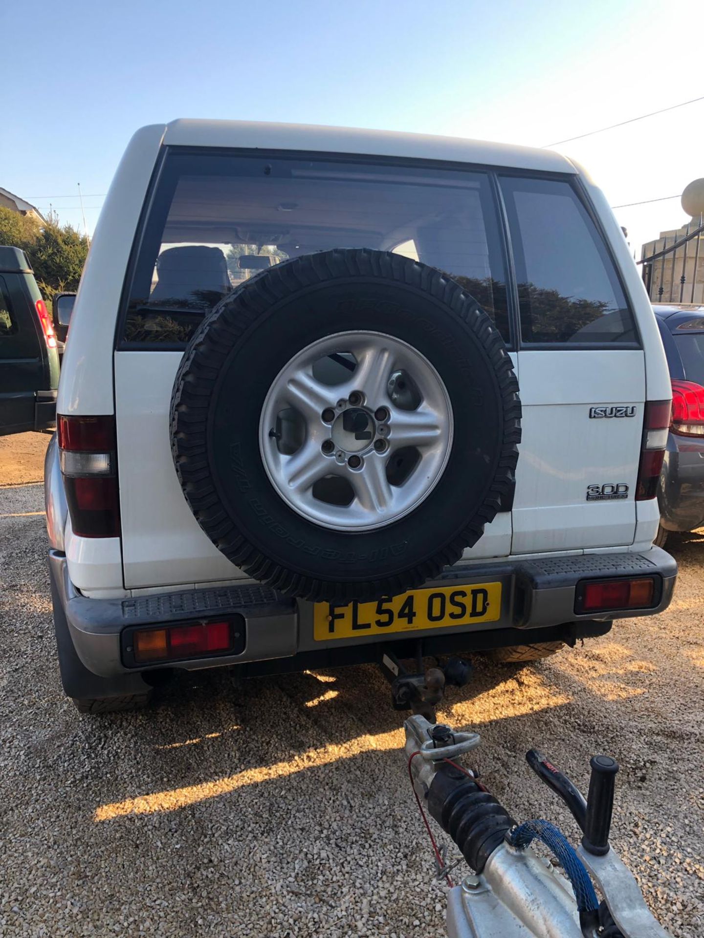 2004/54 REG ISUZU TROOPER TURBO DIESEL WHITE 4X4, SHOWING 0 FORMER KEEPERS *PLUS VAT* - Image 3 of 9