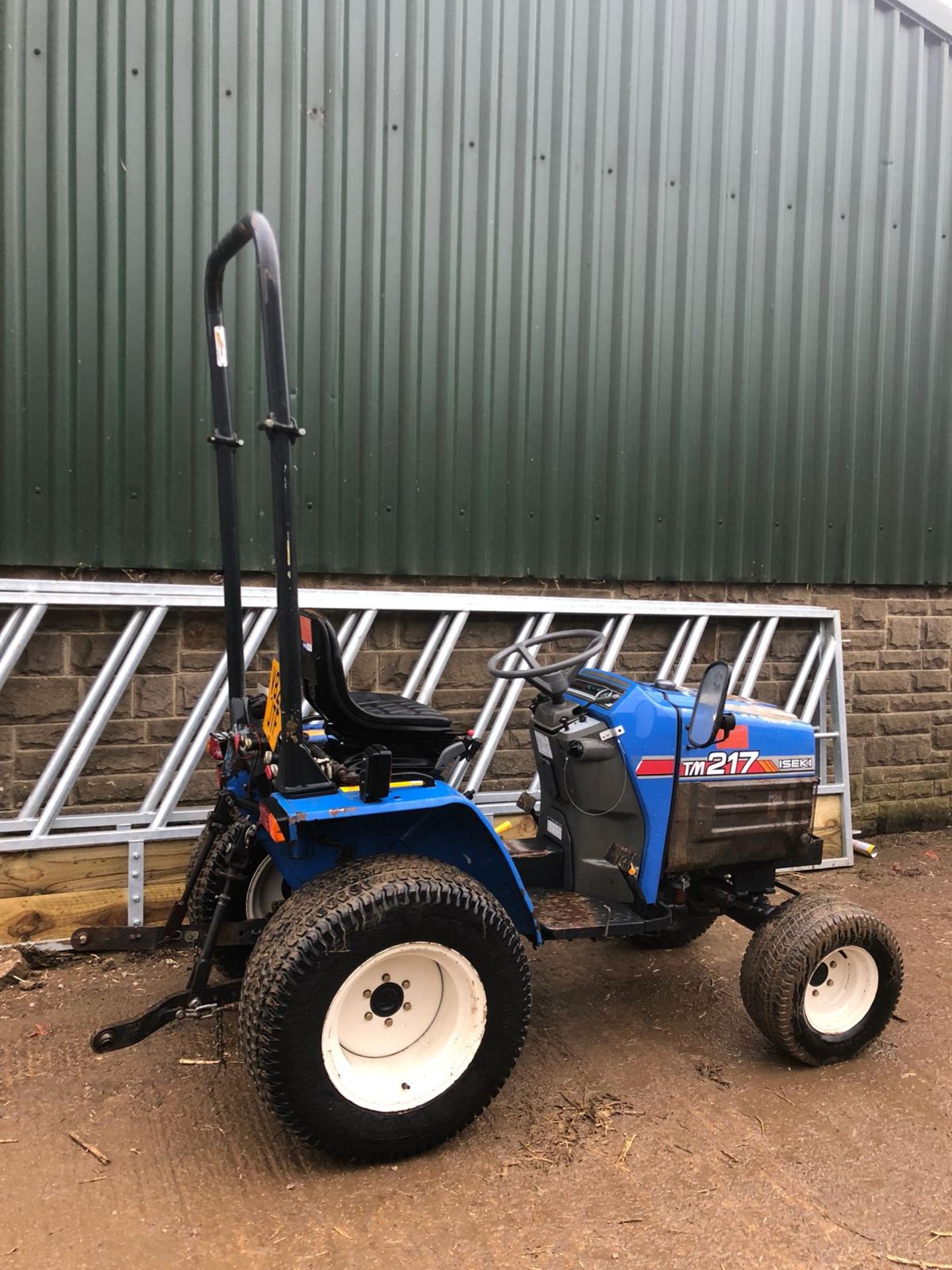 2000 ISEKI TM217 BLUE DIESEL COMPACT UTILITY TRACTOR WITH ROLL BAR, 3 POINT LINKAGE ETC *PLUS VAT* - Image 5 of 16