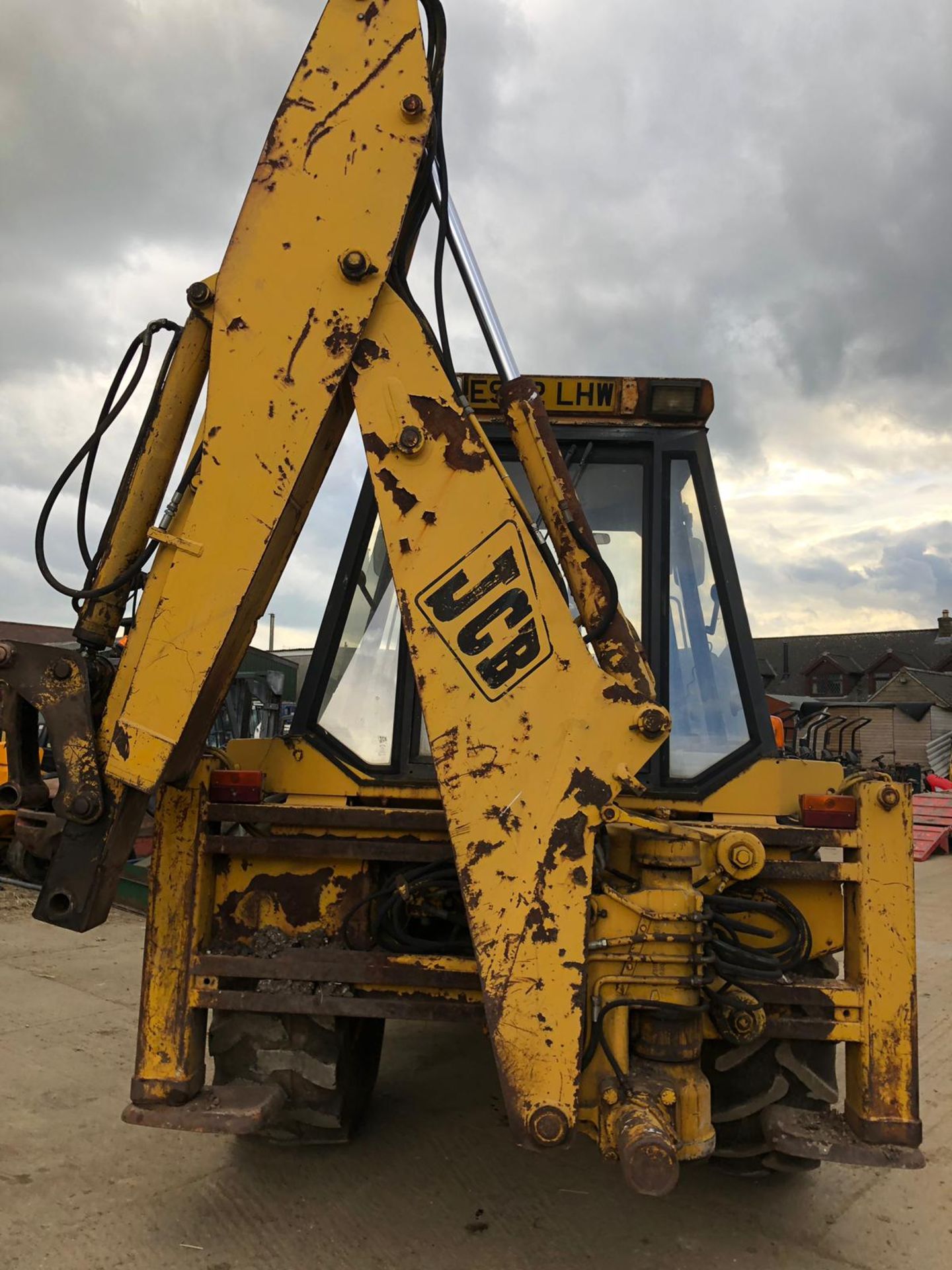 1988/E REG JCB 3CX TRACTOR WITH FRONT LOADING SHOVEL AND REAR DIGGER / BACK HOE *PLUS VAT* - Image 4 of 14