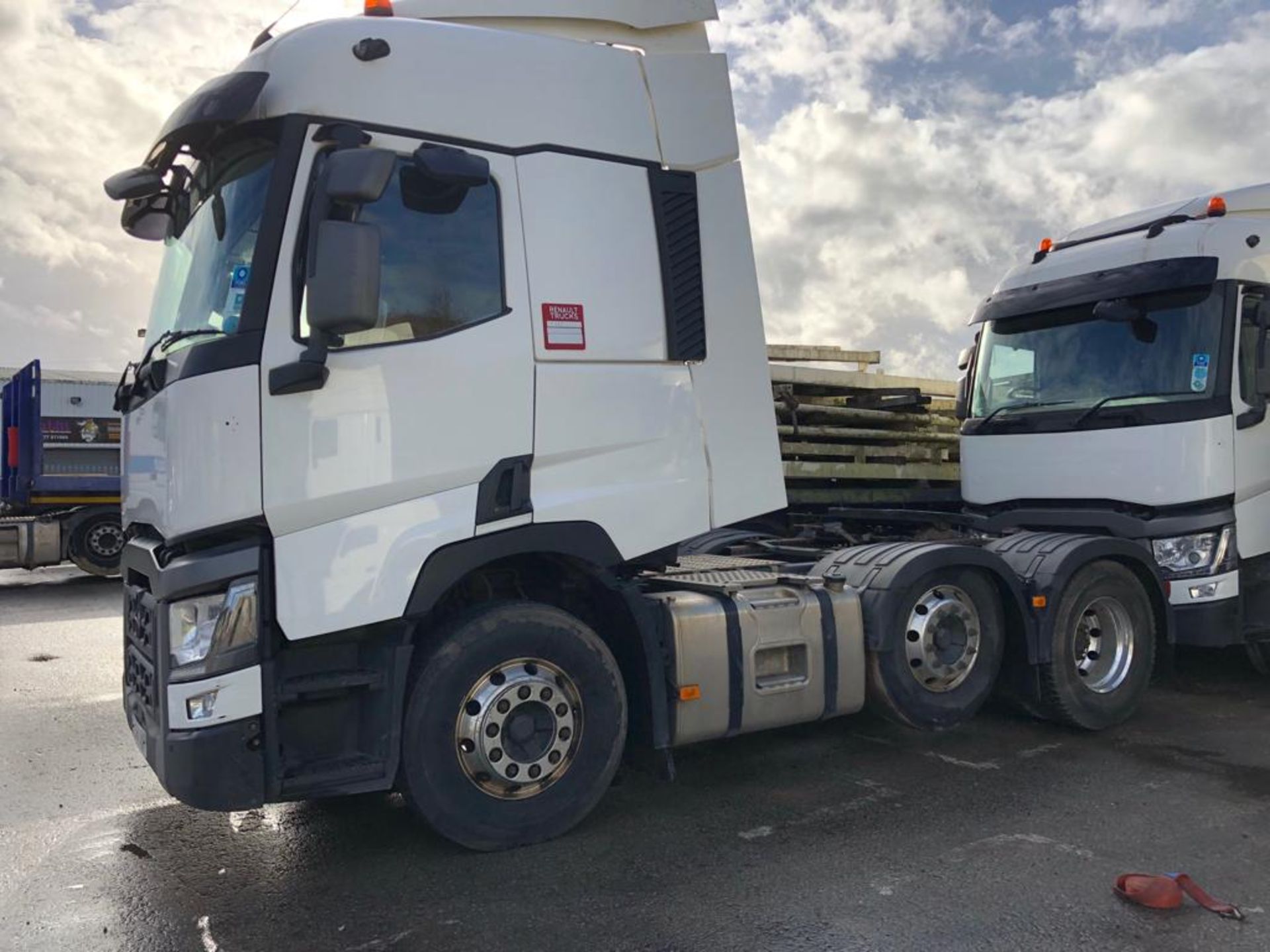 2014/64 REG RENAULT TRUCKS WHITE DIESEL HEAVY HAULAGE UNIT, SHOWING 0 FORMER KEEPERS *PLUS VAT* - Image 2 of 9