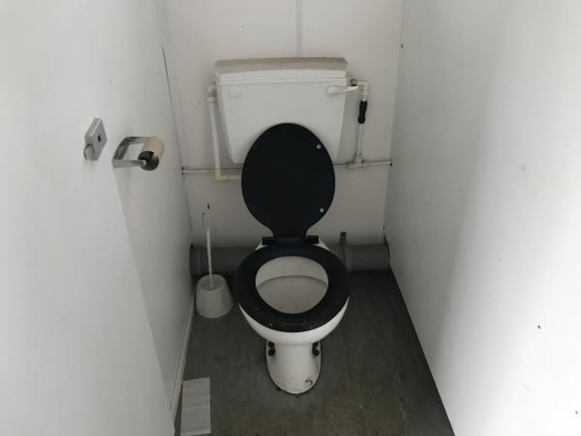 12FT TOILET BLOCK SHIPPING CONTAINER FULLY FITTED OUT AS A TOILET BLOCK *PLUS VAT* - Image 7 of 10