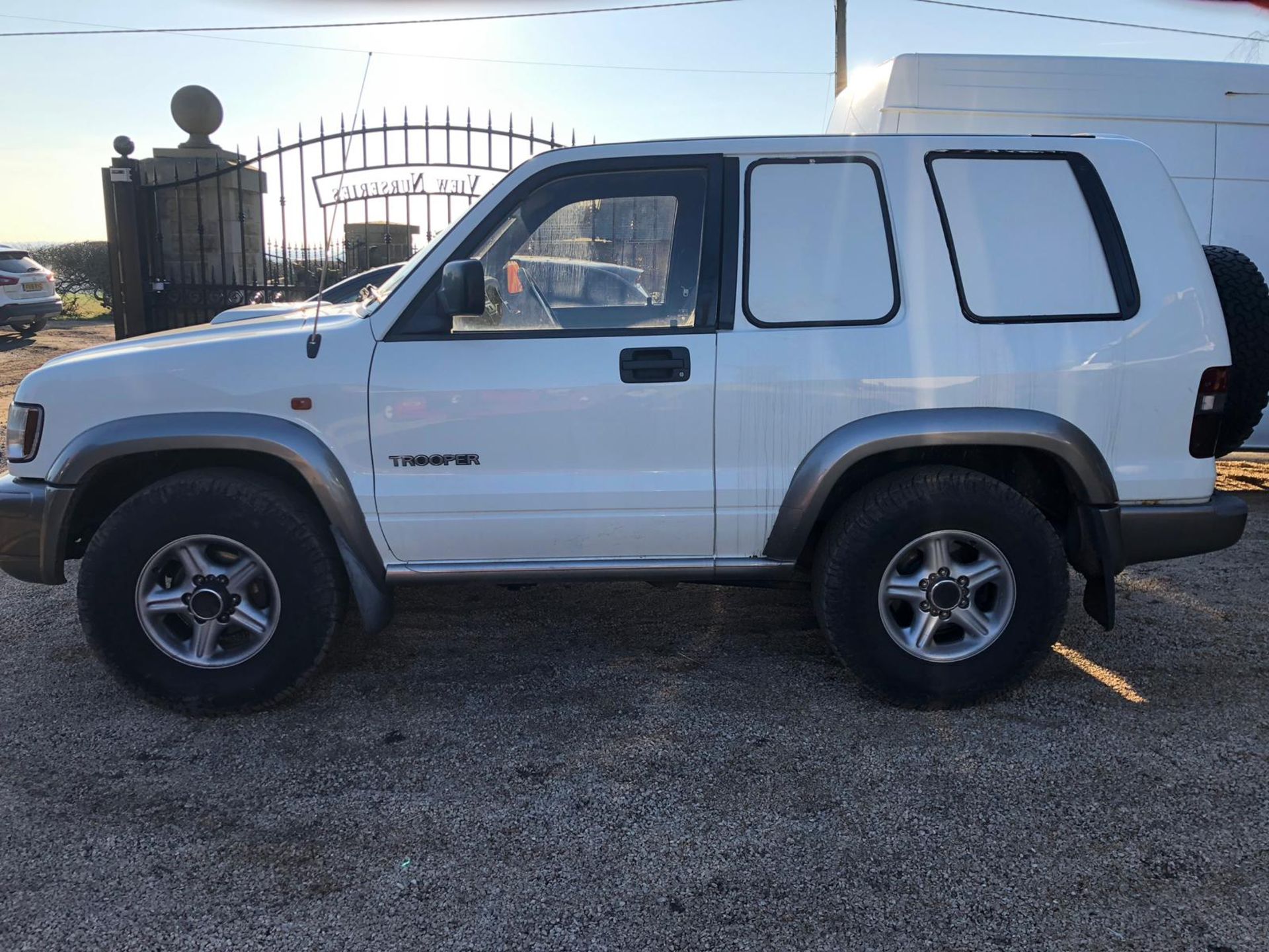 2004/54 REG ISUZU TROOPER TURBO DIESEL WHITE 4X4, SHOWING 0 FORMER KEEPERS *PLUS VAT* - Image 4 of 9