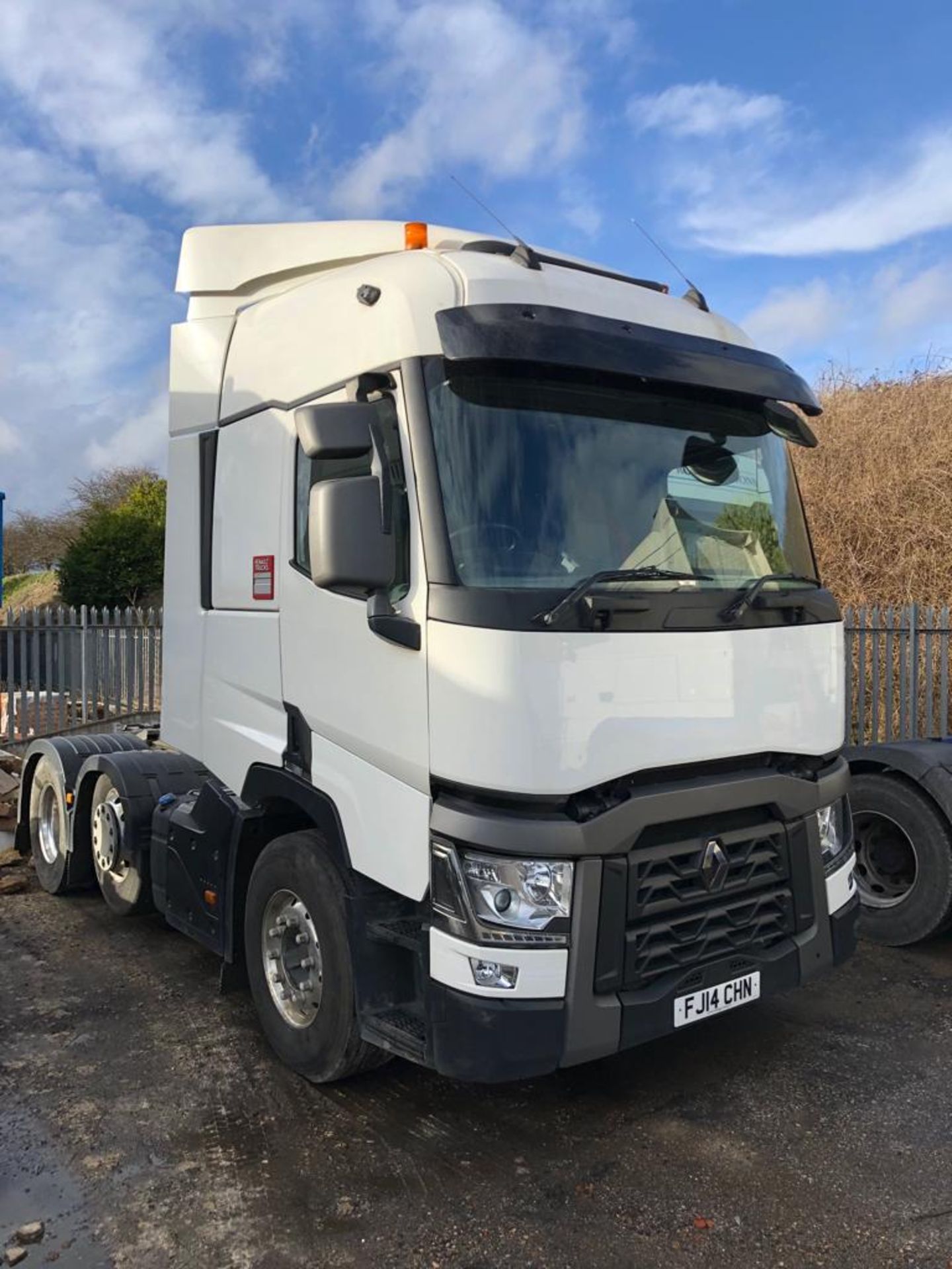 2014/14 REG RENAULT TRUCKS WHITE DIESEL HEAVY HAULAGE UNIT, SHOWING 0 FORMER KEEPERS *PLUS VAT*