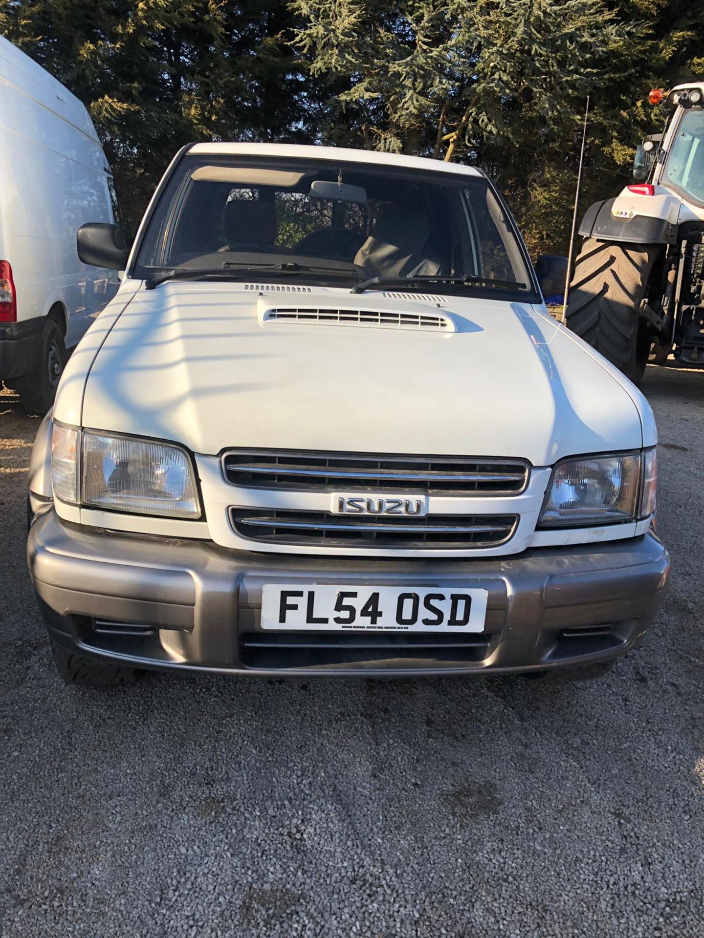 2004/54 REG ISUZU TROOPER TURBO DIESEL WHITE 4X4, SHOWING 0 FORMER KEEPERS *PLUS VAT* - Image 2 of 9