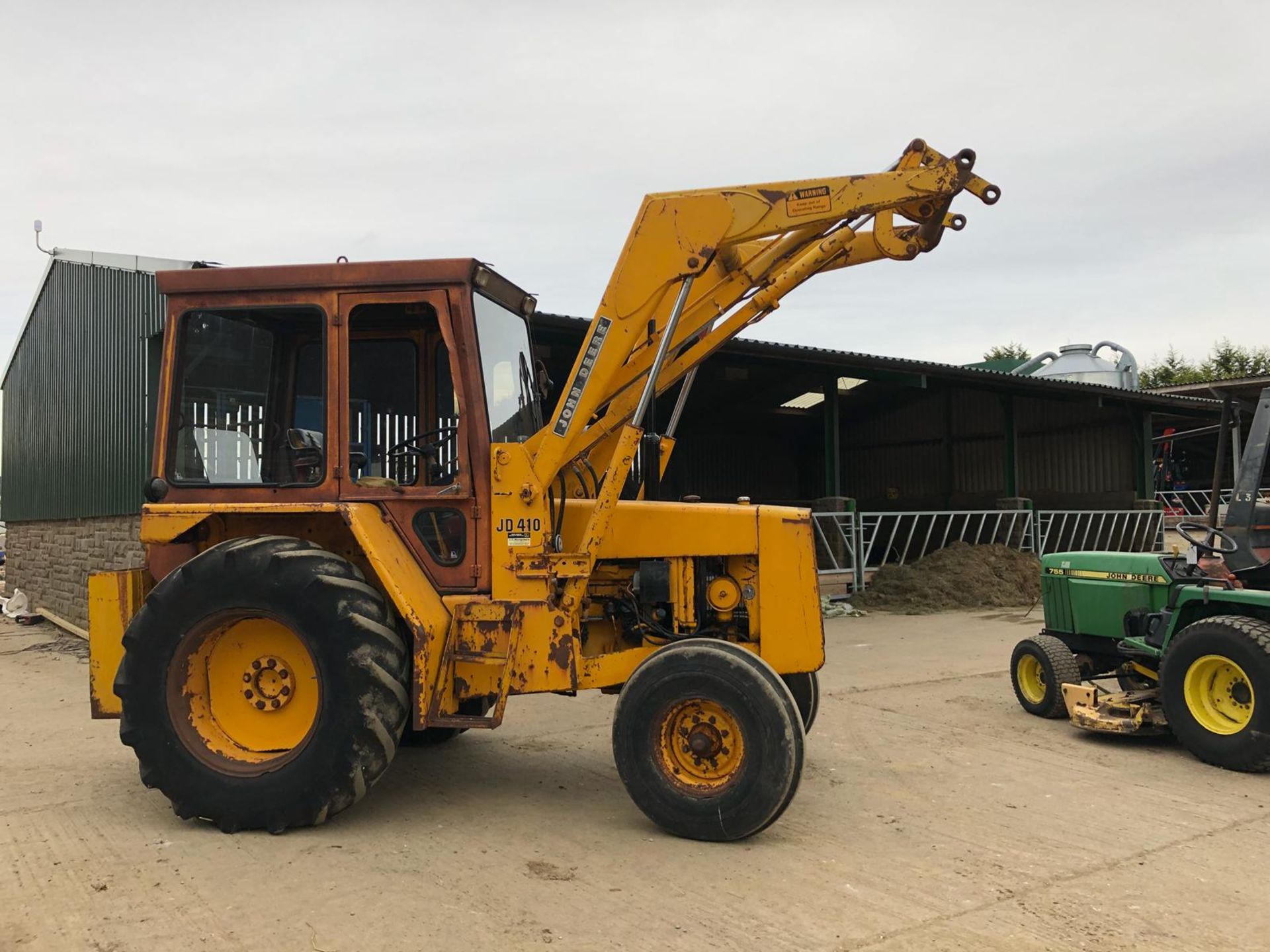 JOHN DEERE JD410 TRACTOR WITH FULL CAB, SHOWING 817 HOURS *NO VAT*