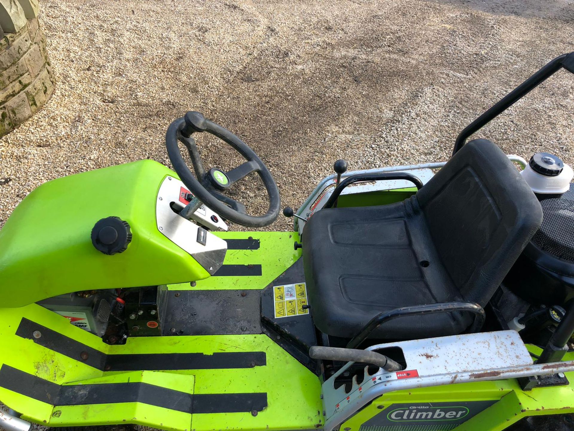 GRILLO CLIMBER 921 PETROL RIDE ON LAWN MOWER FOR BANKS AND ROUGH CUT, RUNS WORKS & CUTS *NO VAT* - Image 6 of 7