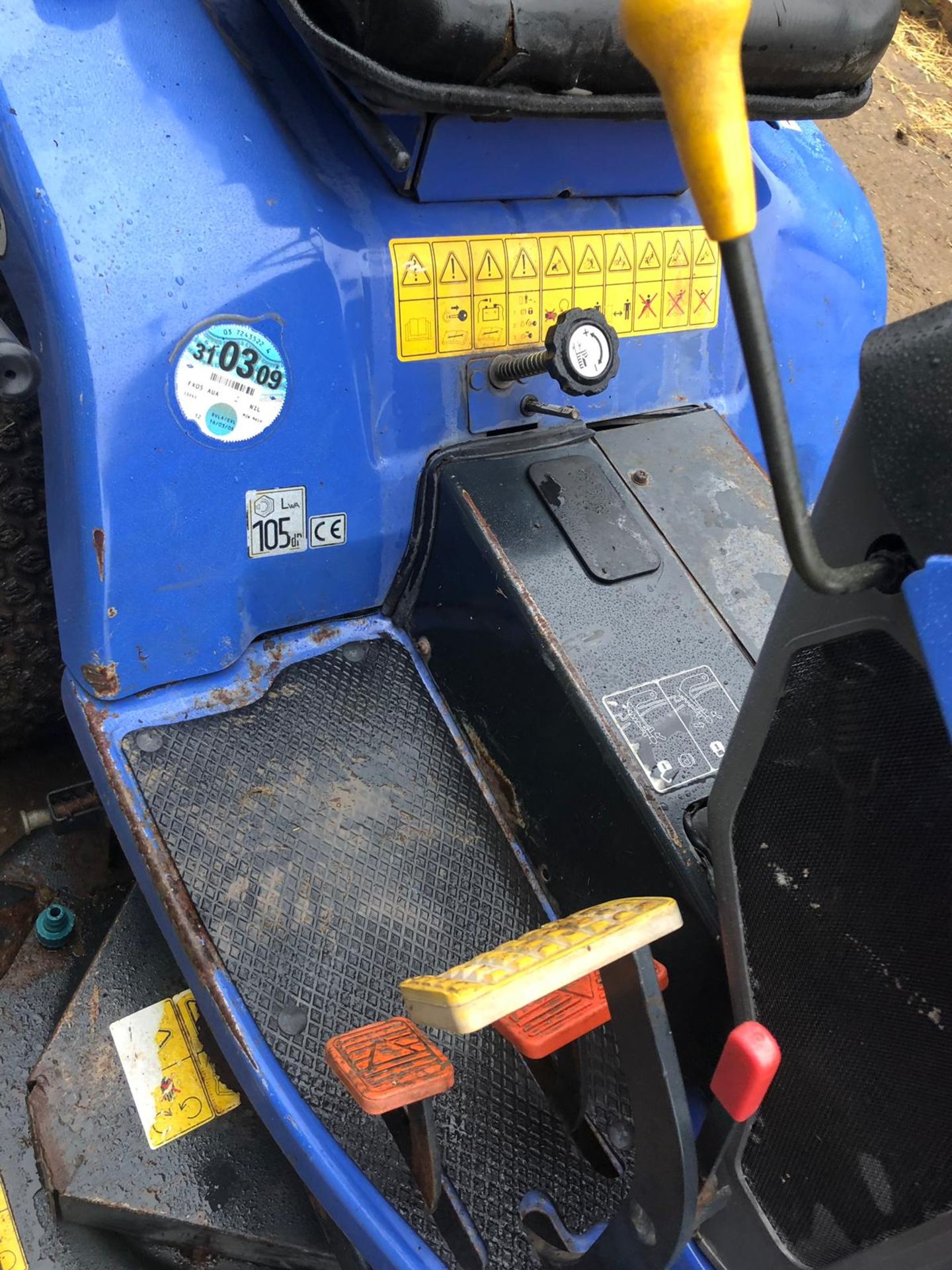 2005/05 REG ISEKI SXG19 BLUE RIDE ON DIESEL LAWN MOWER, SHOWING 0 FORMER KEEPERS *NO VAT* - Image 5 of 6