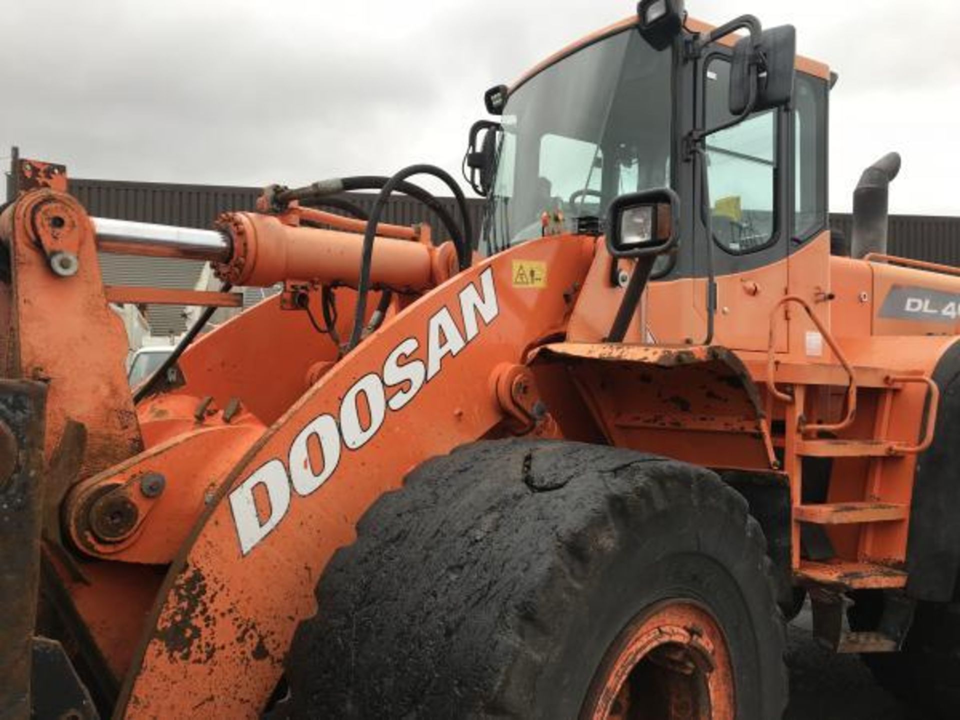 2010 DOOSAN DL400 LOADING SHOVEL 4 IN 1 BUCKET GOOD WORKING ORDER STRAIGHT FROM 1 COMPANY *PLUS VAT* - Image 7 of 17