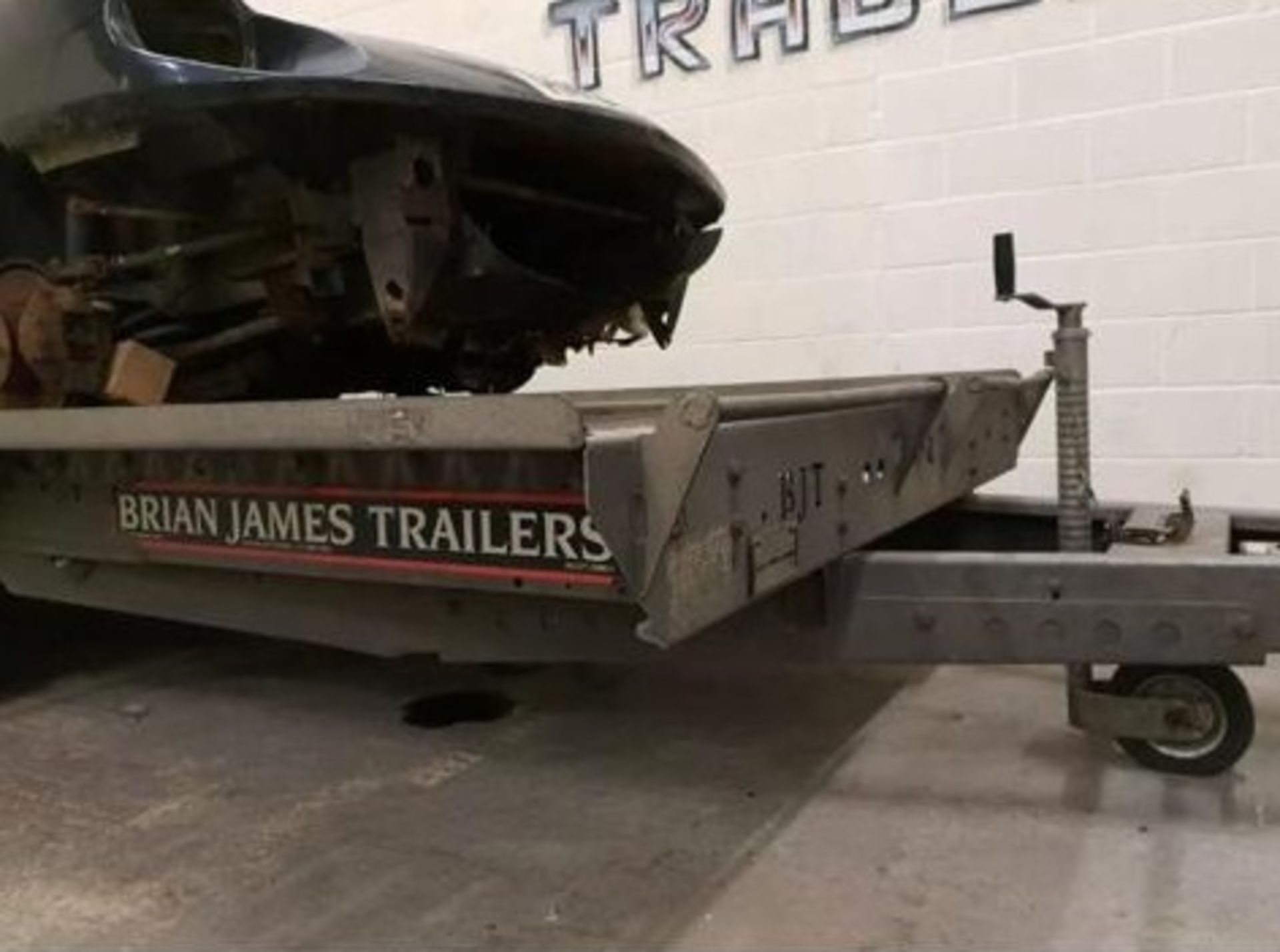 BRIAN JAMES 3.5T TRI-AXLE FLAT BED TRAILER (CAR NOT INCLUDED) - Image 3 of 6