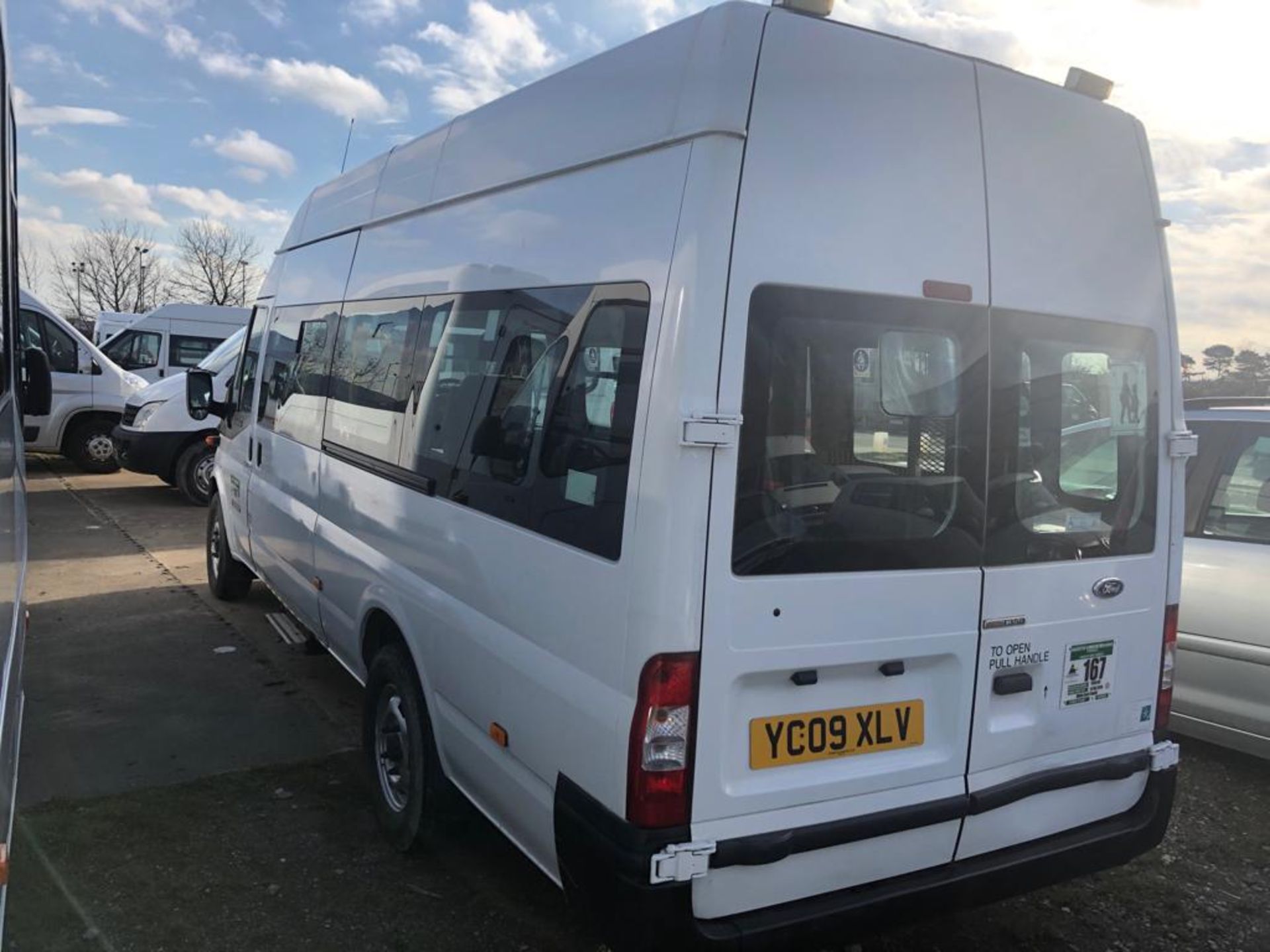 2009/09 REG FORD TRANSIT 115 T350L RWD WHITE 2.4 DIESEL MINIBUS, SHOWING 2 FORMER KEEPERS *PLUS VAT* - Image 4 of 12