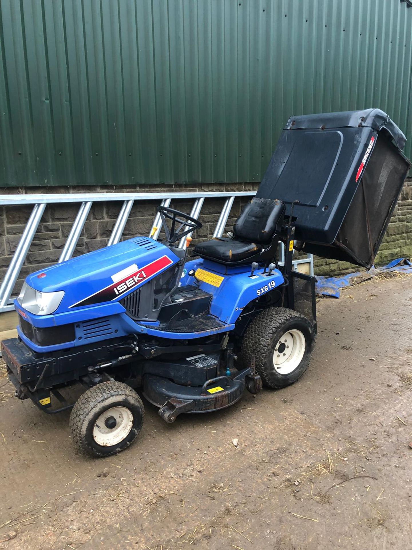 2005/05 REG ISEKI SXG19 BLUE RIDE ON DIESEL LAWN MOWER, SHOWING 0 FORMER KEEPERS *NO VAT* - Image 3 of 6