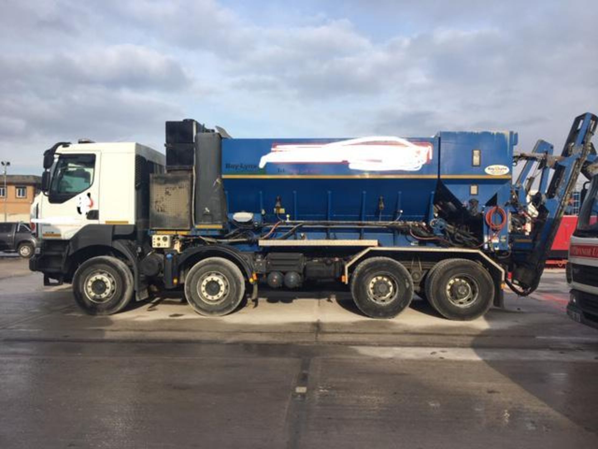 2014/63 REG RENAULT TRUCKS KERAX (34) WHITE DIESEL CONCRETE MIXER WITH BAY LYNX VOLUMETRIC BODY