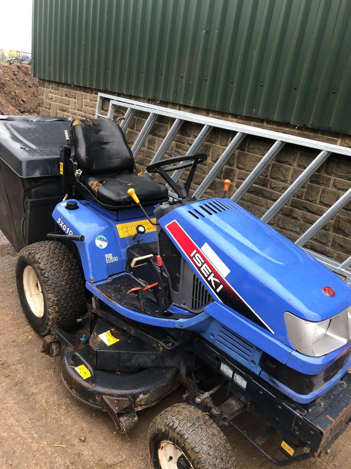 2005/05 REG ISEKI SXG19 BLUE RIDE ON DIESEL LAWN MOWER, SHOWING 0 FORMER KEEPERS *NO VAT* - Image 2 of 6