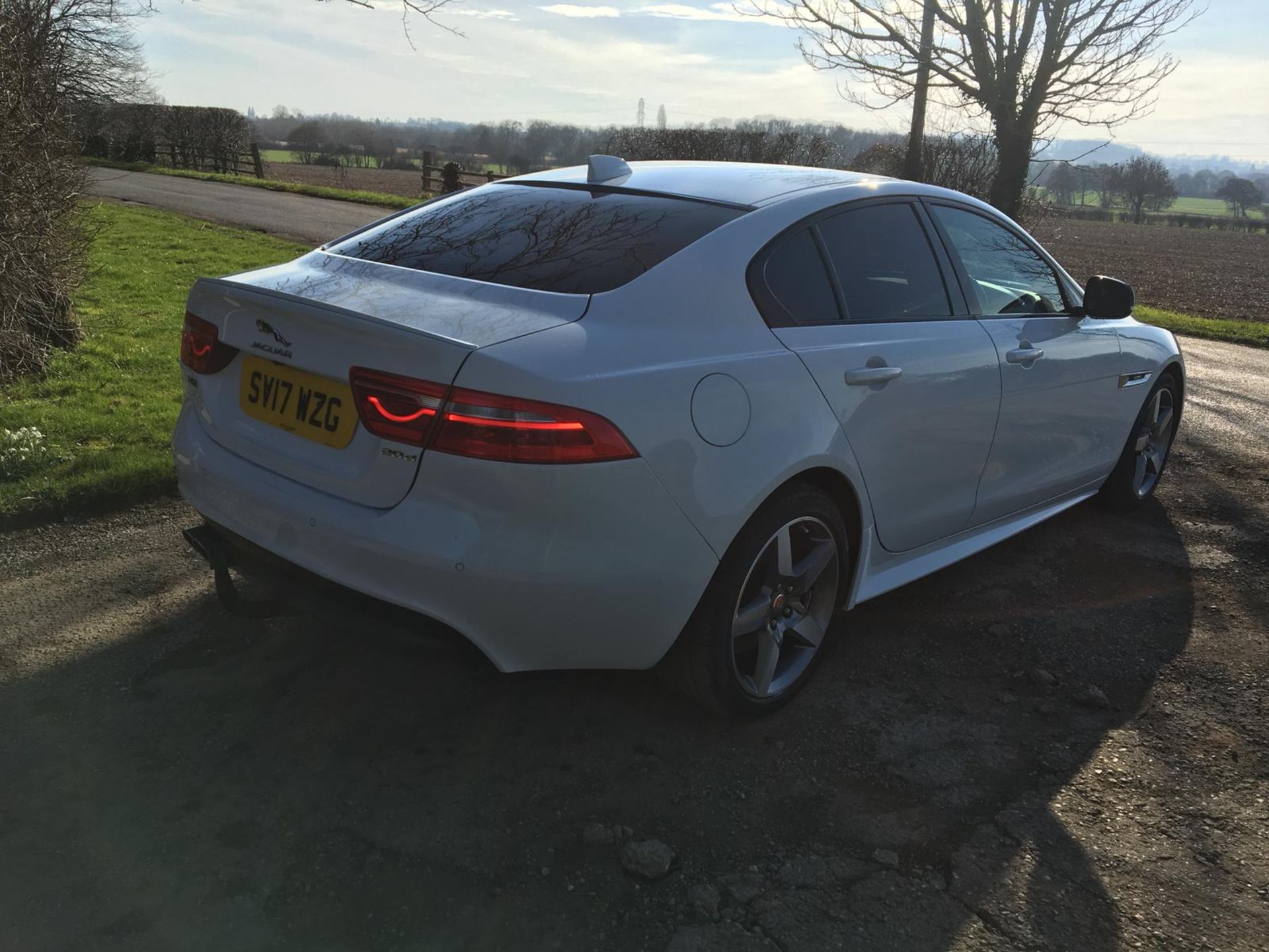 2017/17 REG JAGUAR XE R-SPORT 2.0 DIESEL AUTOMATIC 4 DOOR SALOON, SHOWING 0 FORMER KEEPERS *NO VAT* - Image 7 of 14