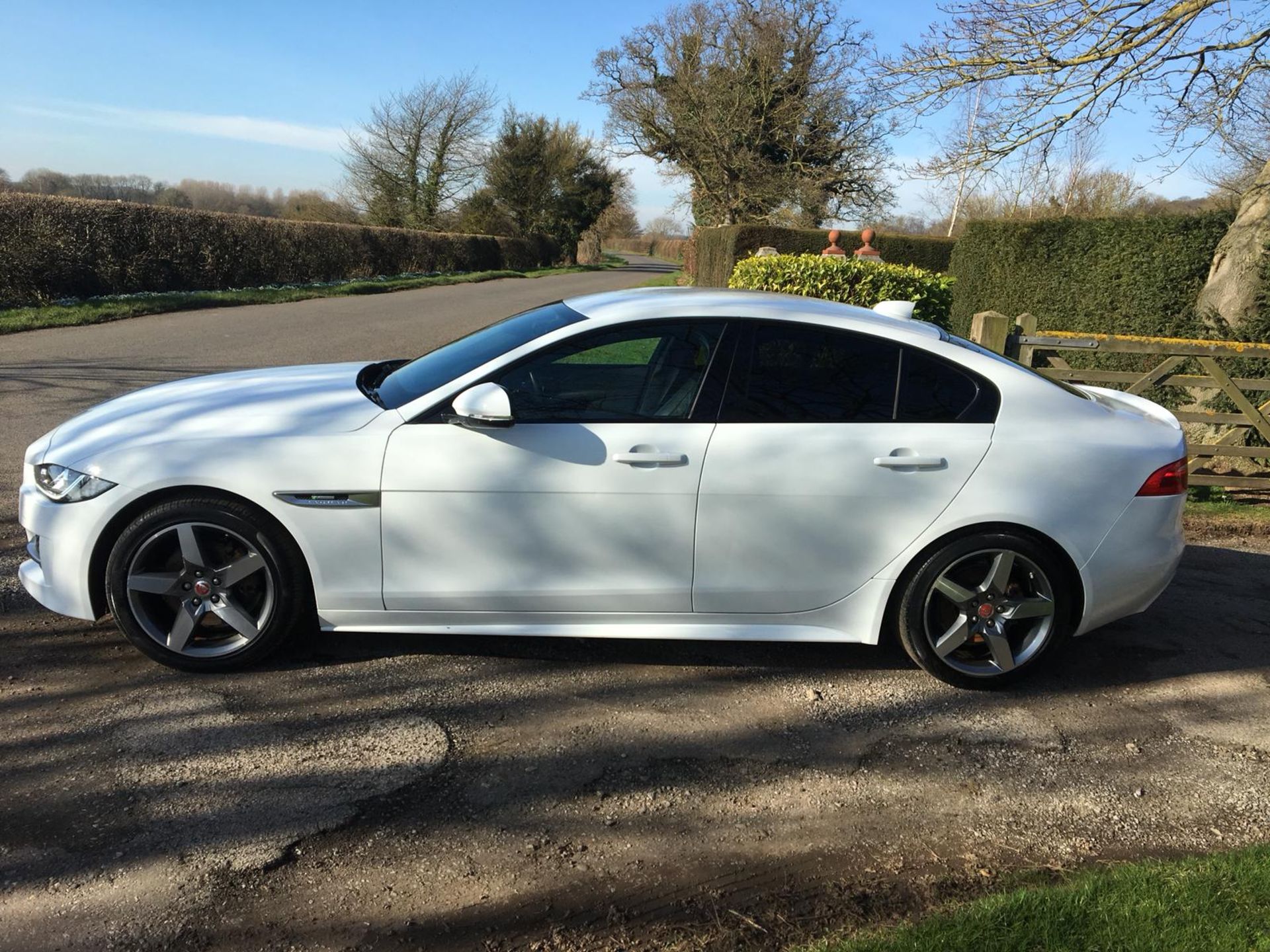 2017/17 REG JAGUAR XE R-SPORT 2.0 DIESEL AUTOMATIC 4 DOOR SALOON, SHOWING 0 FORMER KEEPERS *NO VAT* - Image 4 of 14