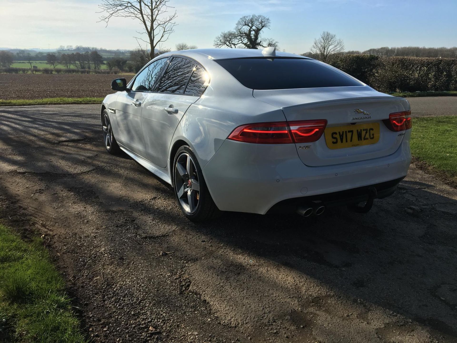 2017/17 REG JAGUAR XE R-SPORT 2.0 DIESEL AUTOMATIC 4 DOOR SALOON, SHOWING 0 FORMER KEEPERS *NO VAT* - Image 5 of 14