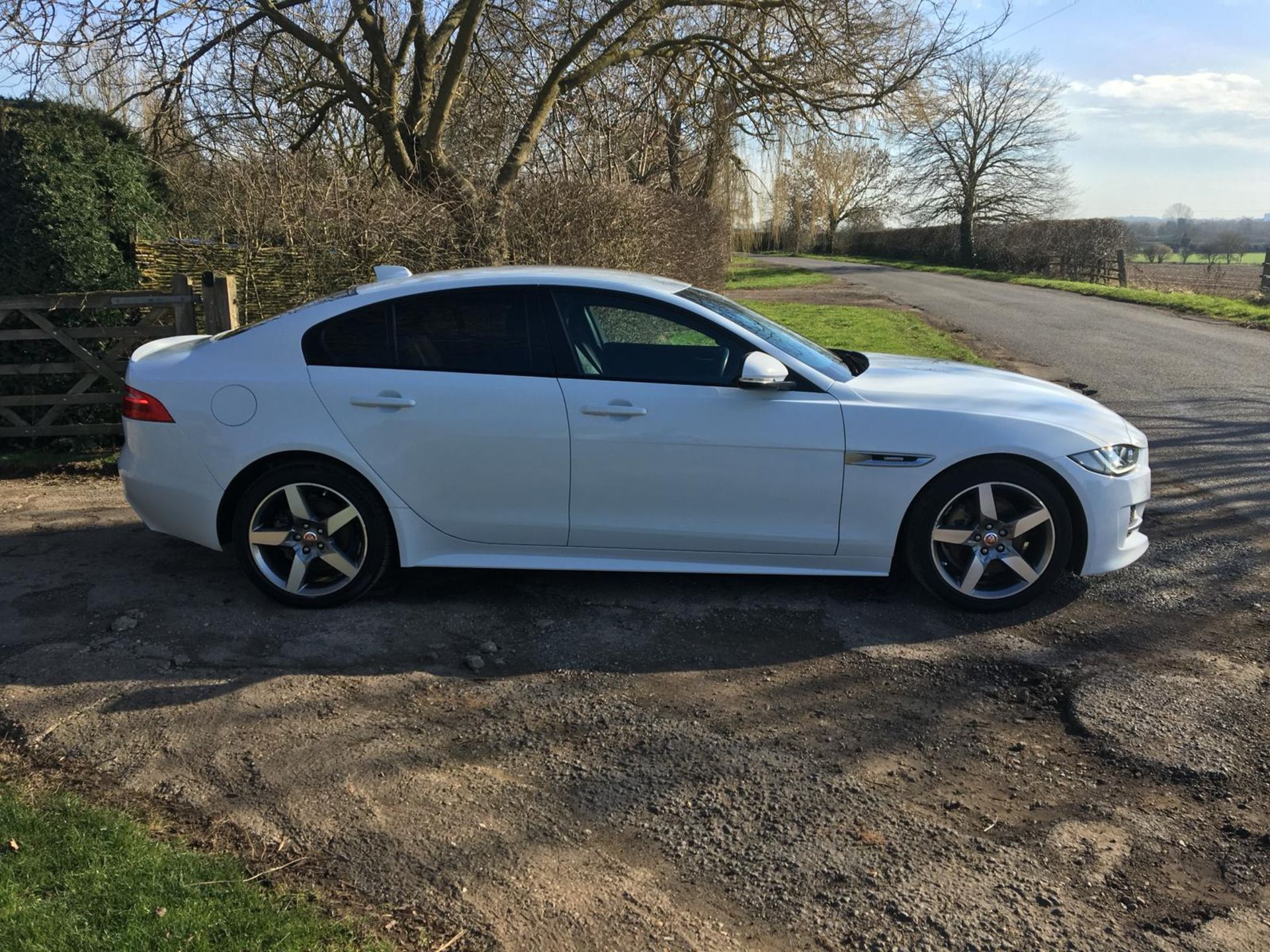 2017/17 REG JAGUAR XE R-SPORT 2.0 DIESEL AUTOMATIC 4 DOOR SALOON, SHOWING 0 FORMER KEEPERS *NO VAT* - Image 8 of 14