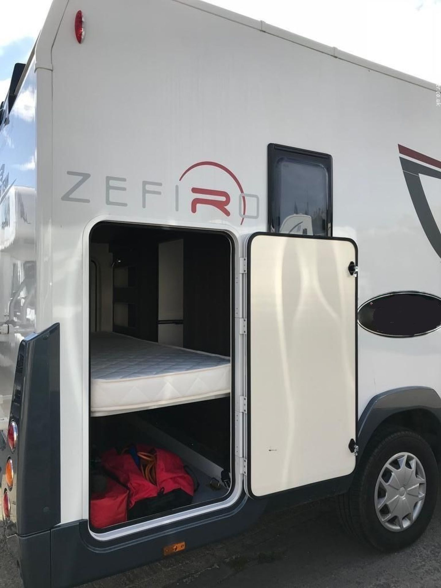 2018/18 REG FORD ROLLER TEAM ZEFIRO 675 2.0 DIESEL 6 BERTH MOTOR CARAVAN, SHOWING 0 FORMER KEEPERS - Image 5 of 13