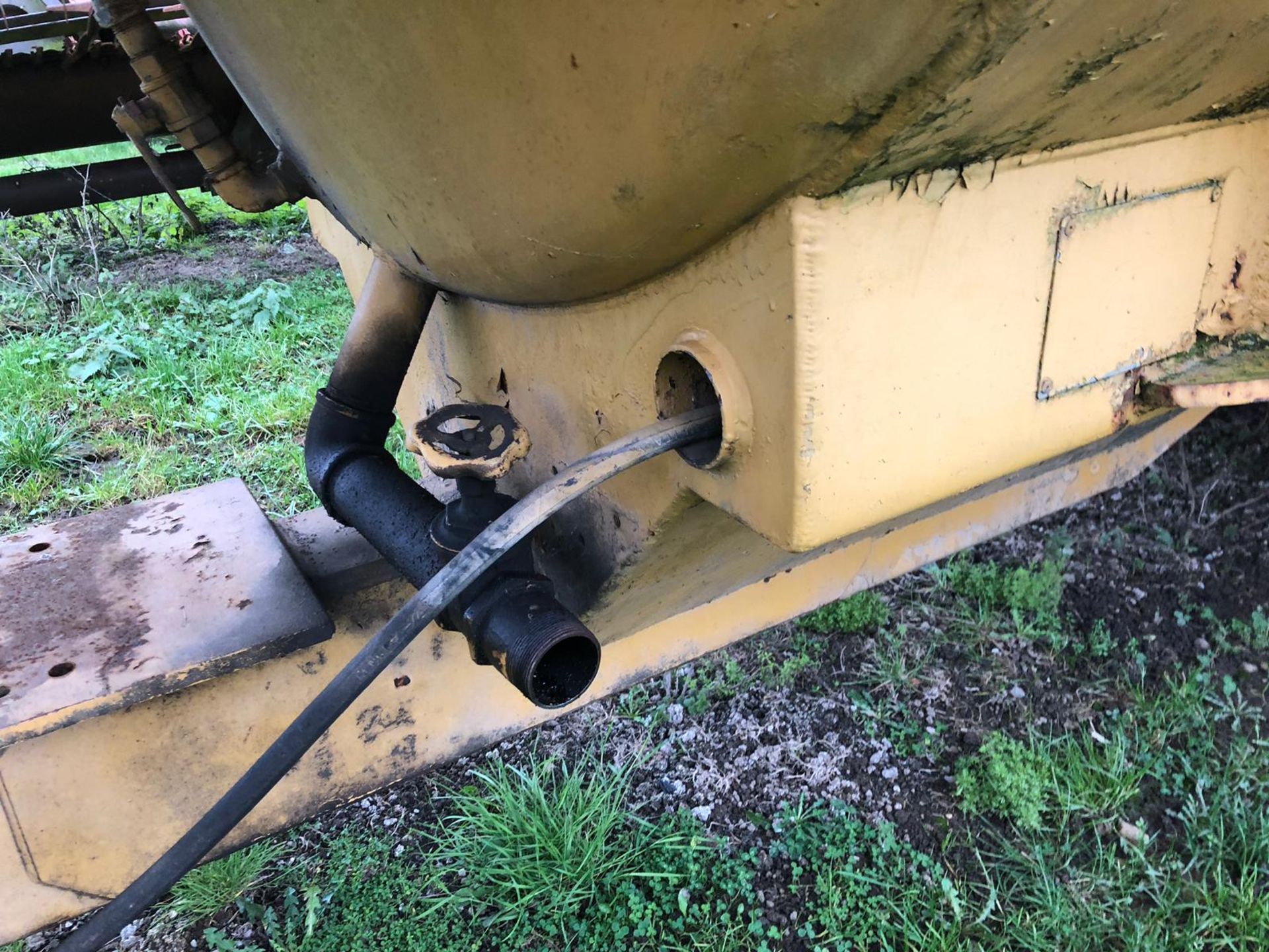 1989 TWIN AXLE TOW ABLE YELLOW OIL TANK, SERIAL NUMBER: VE 355 *PLUS VAT* - Image 3 of 10
