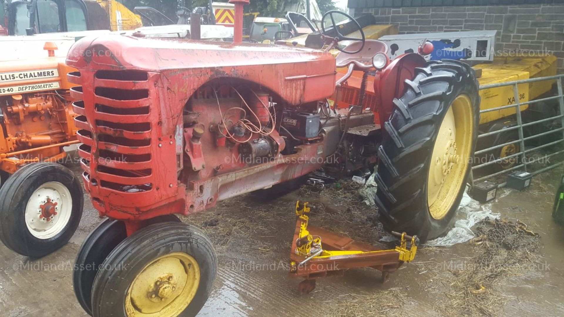 MASSEY HARRIS 44 TRACTOR, PETROL. SOLD AS VINTAGE AND NEEDING RESTORATION *PLUS VAT* - Image 2 of 9