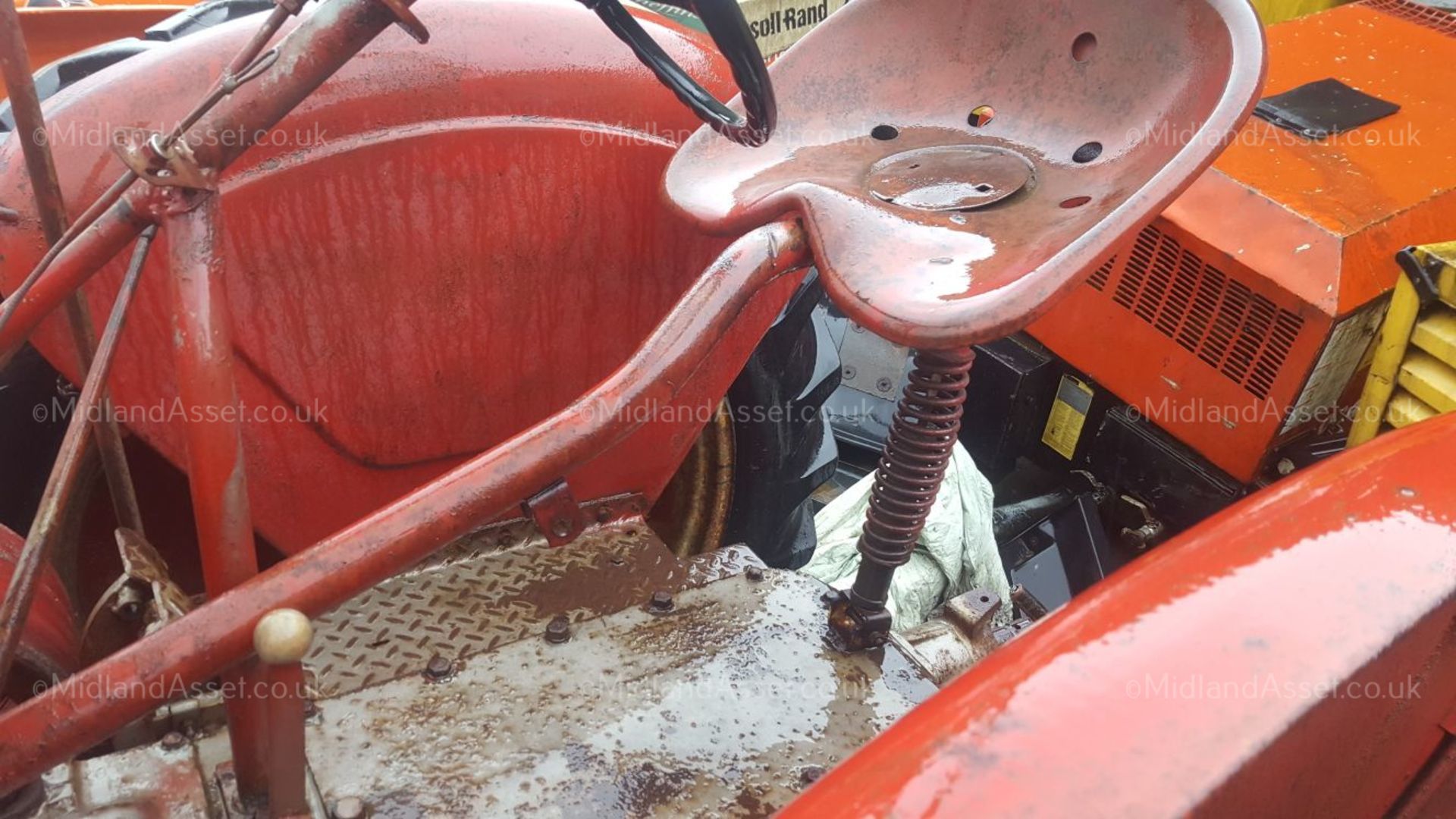 MASSEY HARRIS 44 TRACTOR, PETROL. SOLD AS VINTAGE AND NEEDING RESTORATION *PLUS VAT* - Image 3 of 9