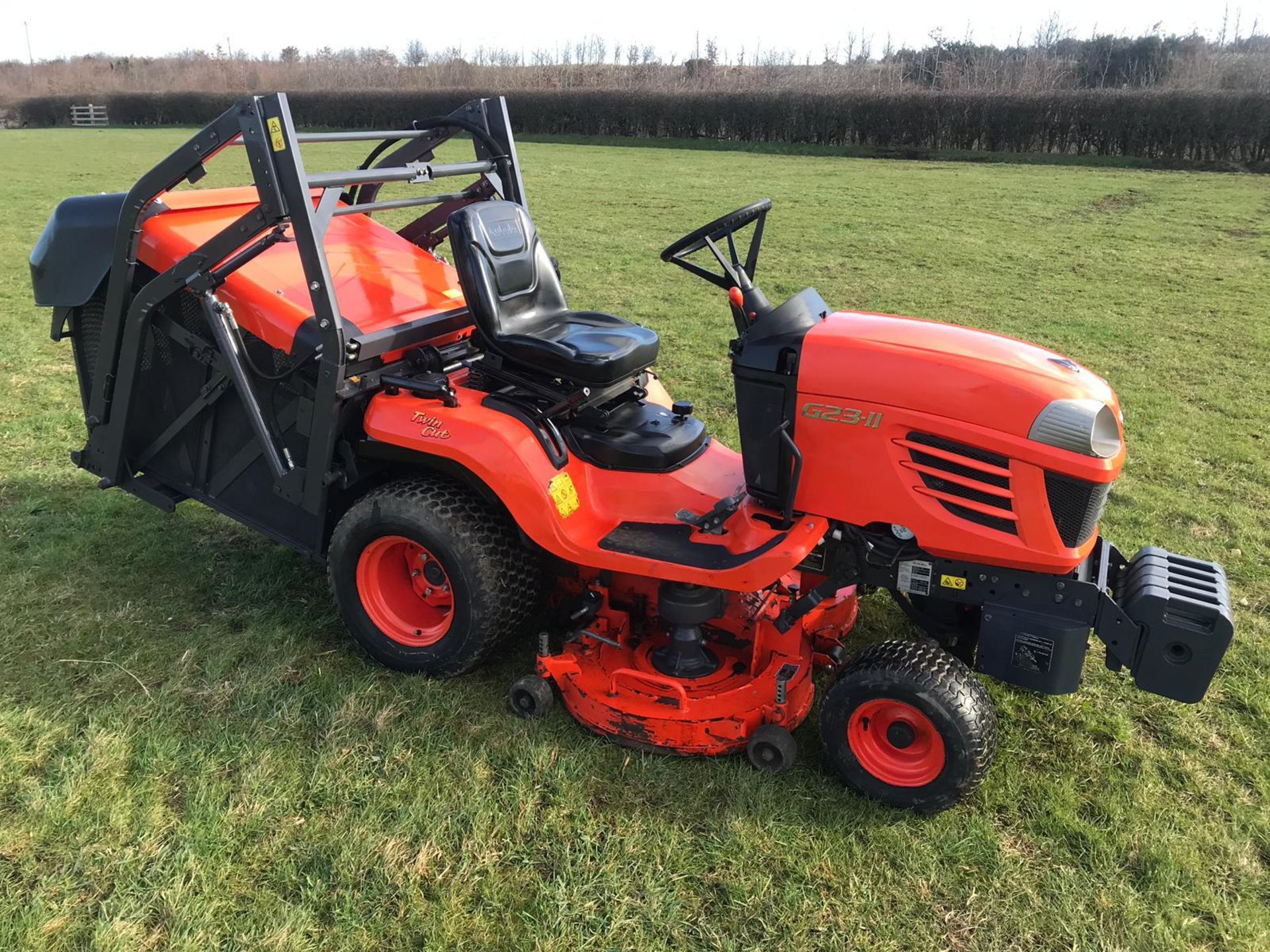 KUBOTA G23-II 26HD HI-TIP RIDE ON MOWER,C/W MID MOUNTED DECK GCK G26HD & HI-TIP GRASS BOX *PLUS VAT*