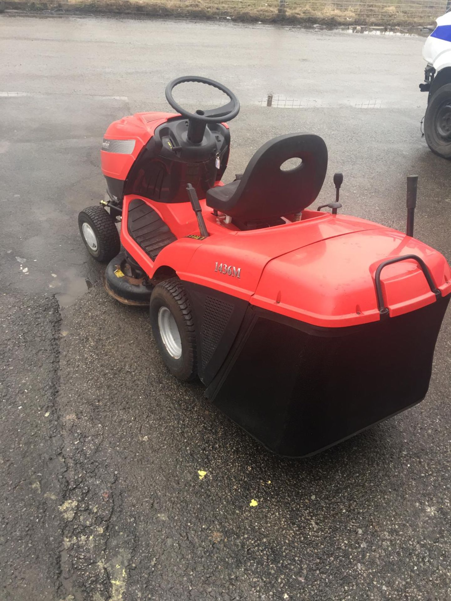 2003 MOUNTFIELD 1436M 13.5 HP RIDE ON PETROL LAWN MOWER, APPROX 36" CUTTING WIDTH *NO VAT* - Image 4 of 11