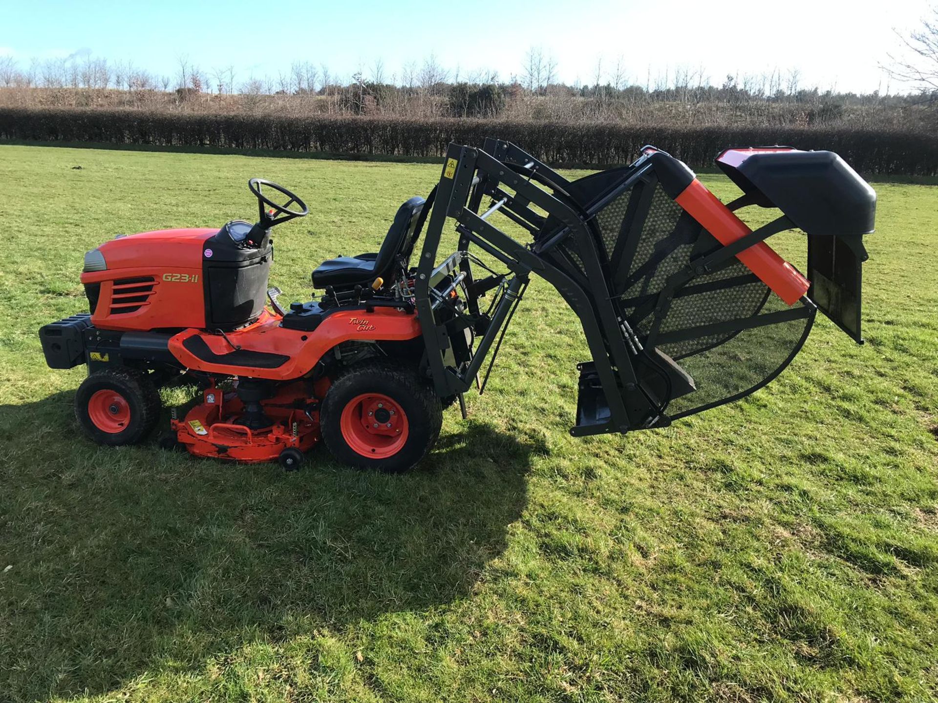 KUBOTA G23-II 26HD HI-TIP RIDE ON MOWER,C/W MID MOUNTED DECK GCK G26HD & HI-TIP GRASS BOX *PLUS VAT* - Image 3 of 11