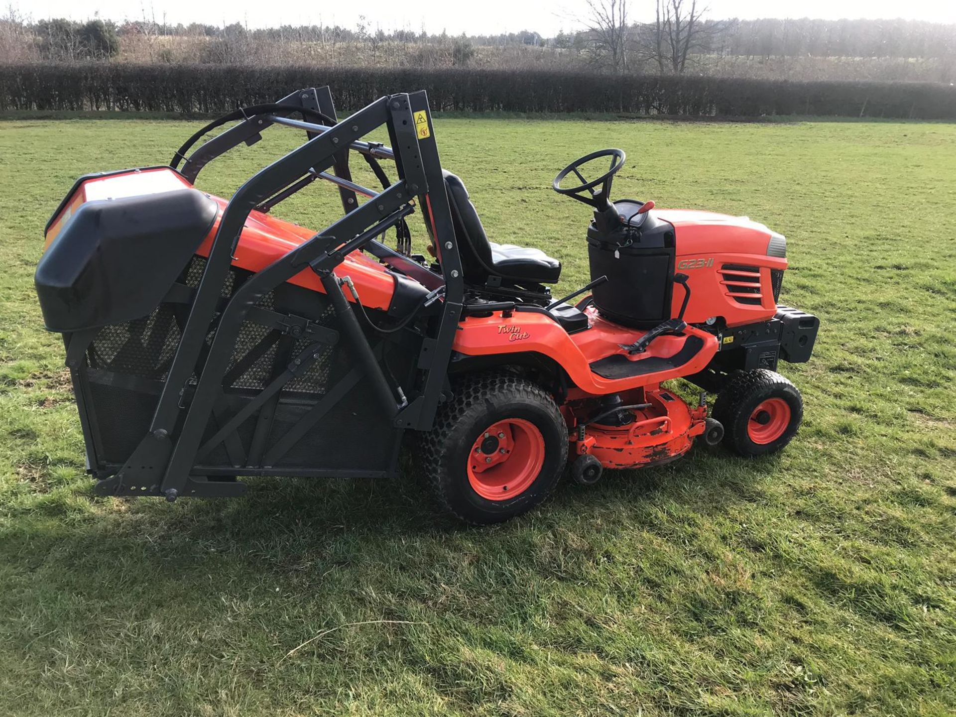 KUBOTA G23-II 26HD HI-TIP RIDE ON MOWER,C/W MID MOUNTED DECK GCK G26HD & HI-TIP GRASS BOX *PLUS VAT* - Image 5 of 11