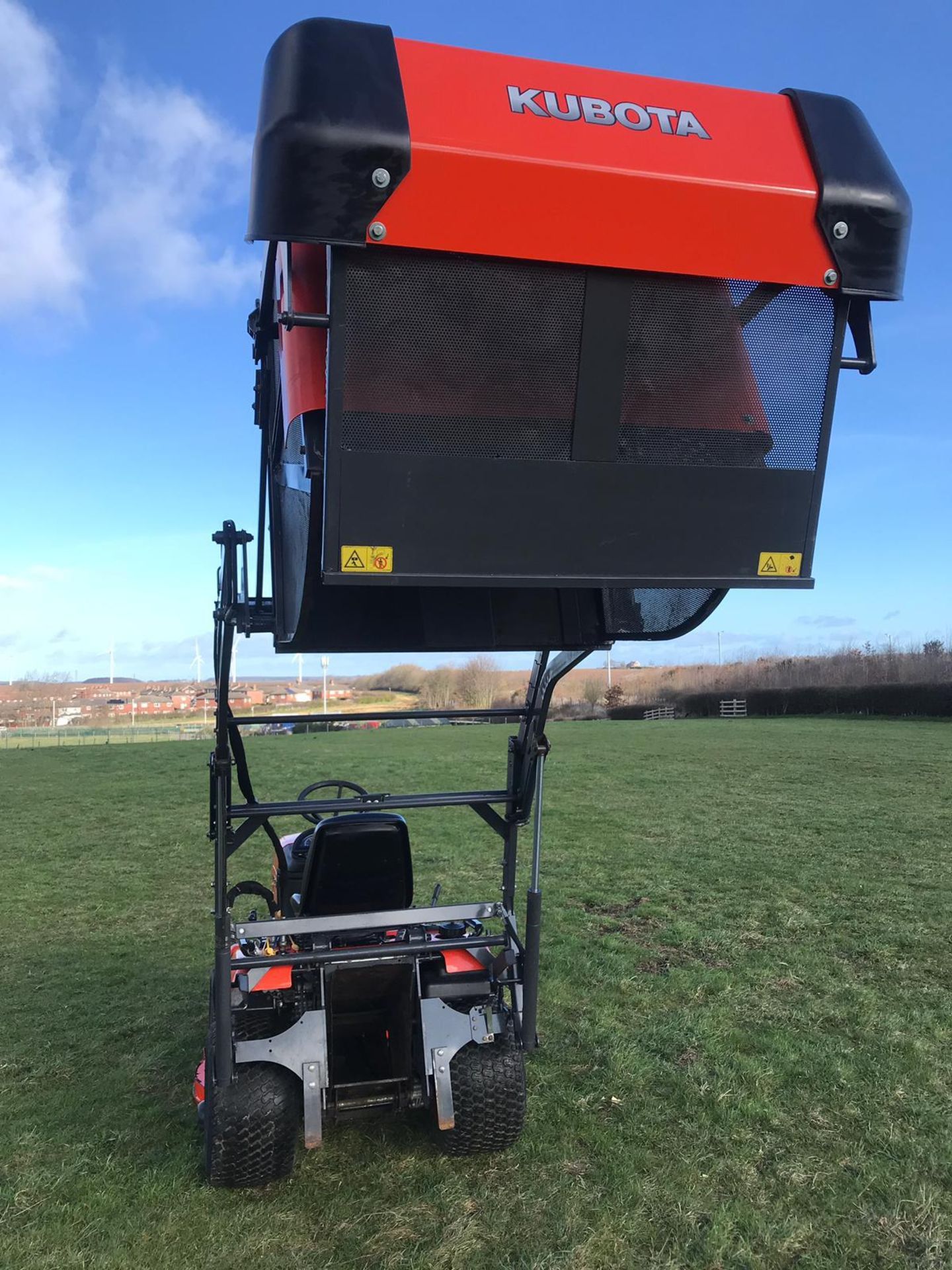 KUBOTA G23-II 26HD HI-TIP RIDE ON MOWER,C/W MID MOUNTED DECK GCK G26HD & HI-TIP GRASS BOX *PLUS VAT* - Image 7 of 11