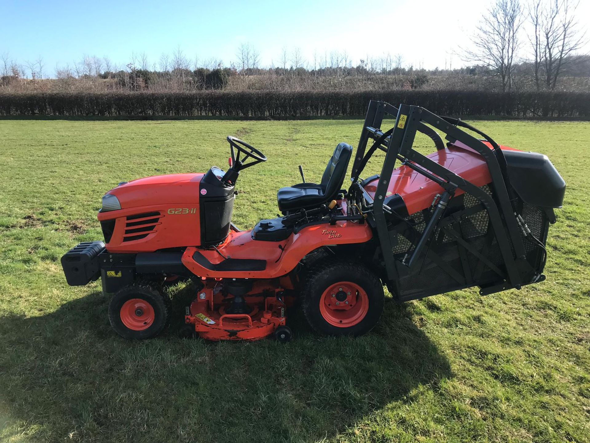 KUBOTA G23-II 26HD HI-TIP RIDE ON MOWER,C/W MID MOUNTED DECK GCK G26HD & HI-TIP GRASS BOX *PLUS VAT* - Image 2 of 11