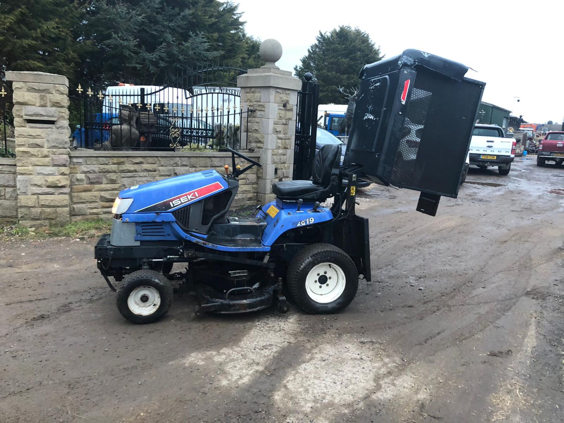 ISEKI SXG19 RIDE ON LAWN MOWER, RUNS WORKS AND CUTS - Image 2 of 6