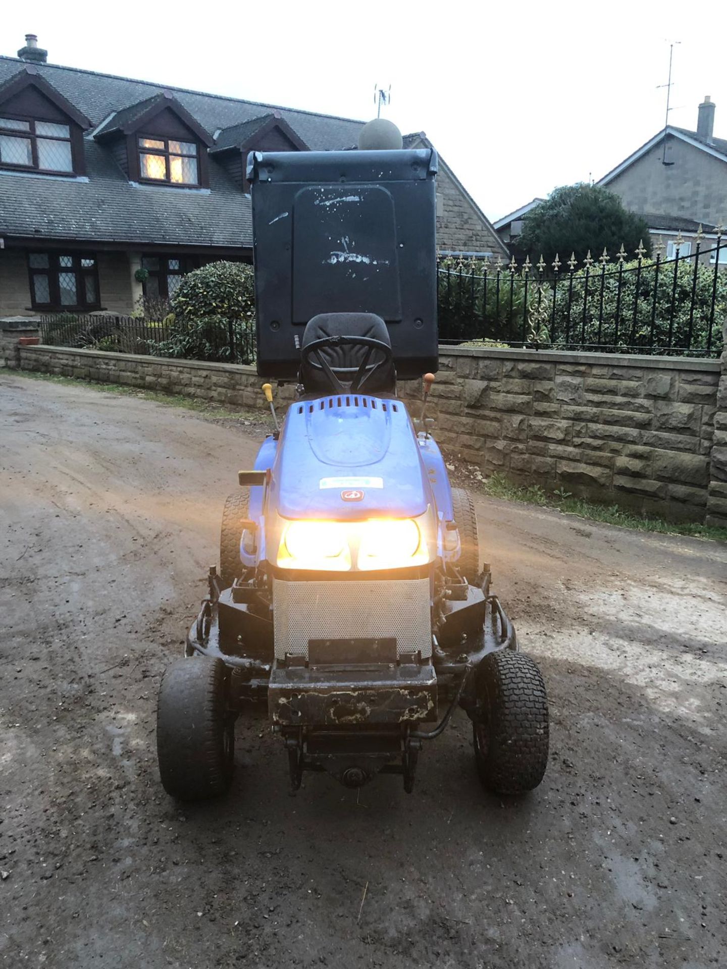 ISEKI SXG19 RIDE ON LAWN MOWER, RUNS WORKS AND CUTS - Image 3 of 6