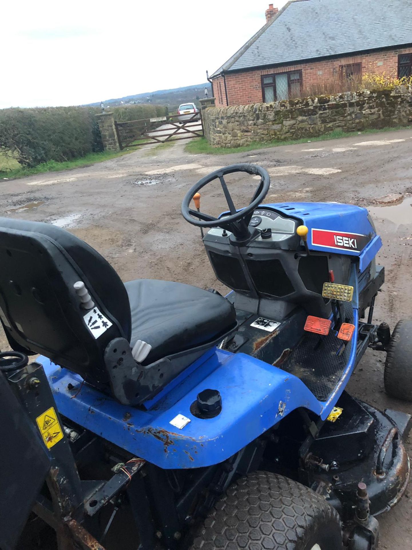 ISEKI SXG19 RIDE ON LAWN MOWER, RUNS WORKS AND CUTS - Image 5 of 6