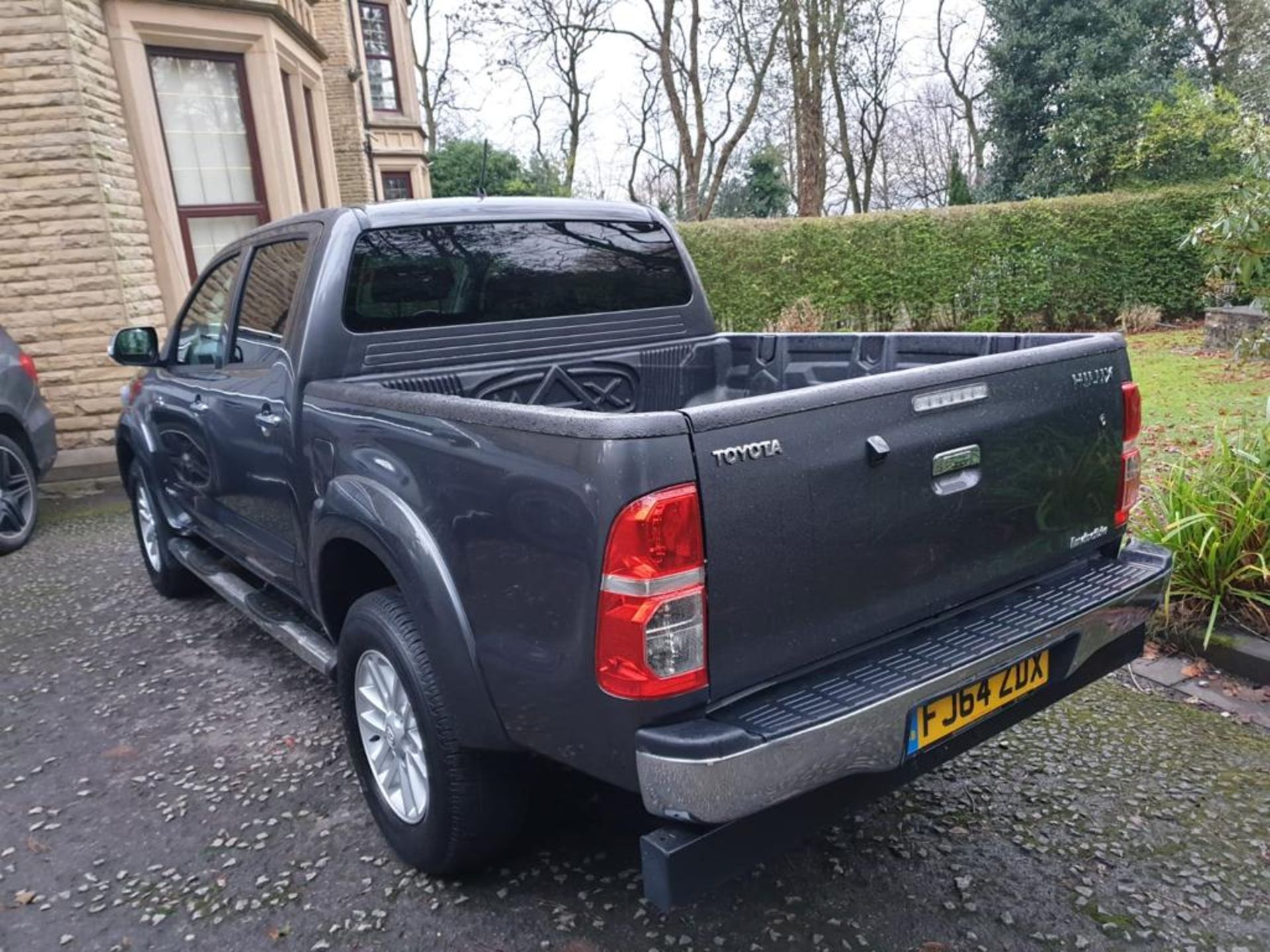 2015/64 REG TOYOTA HILUX INVINCIBLE D-4D 4X4 GREY DIESEL LIGHT UTILITY, SHOWING 1 FORMER KEEPER - Image 5 of 11