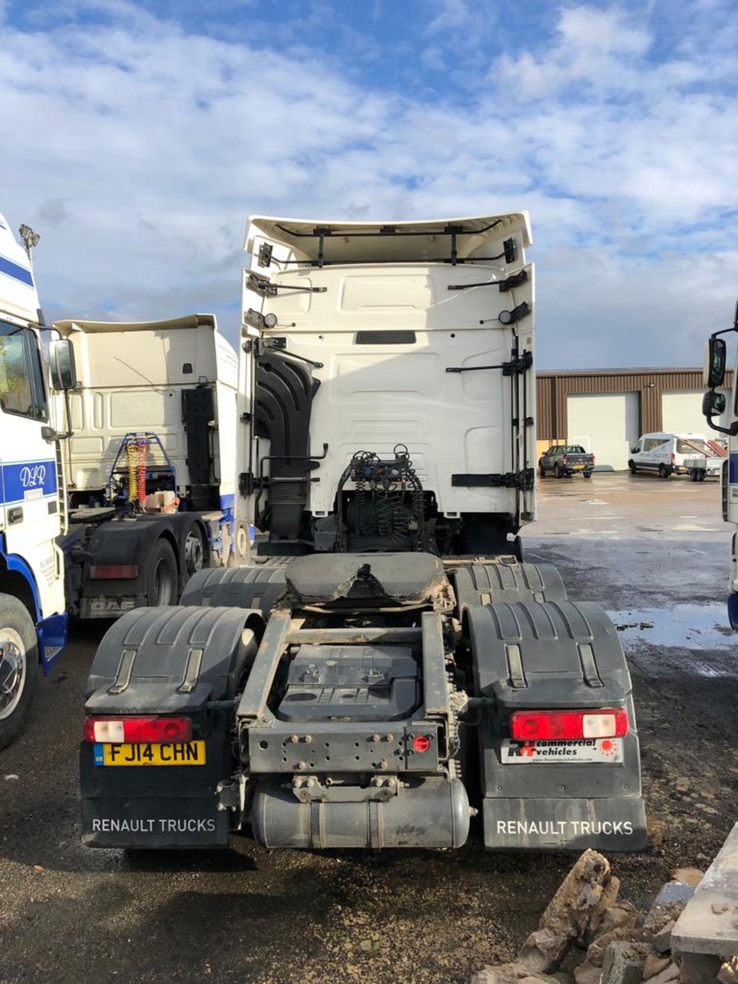 2014/14 REG RENAULT TRUCKS WHITE DIESEL HEAVY HAULAGE UNIT, SHOWING 0 FORMER KEEPERS *PLUS VAT* - Image 2 of 8