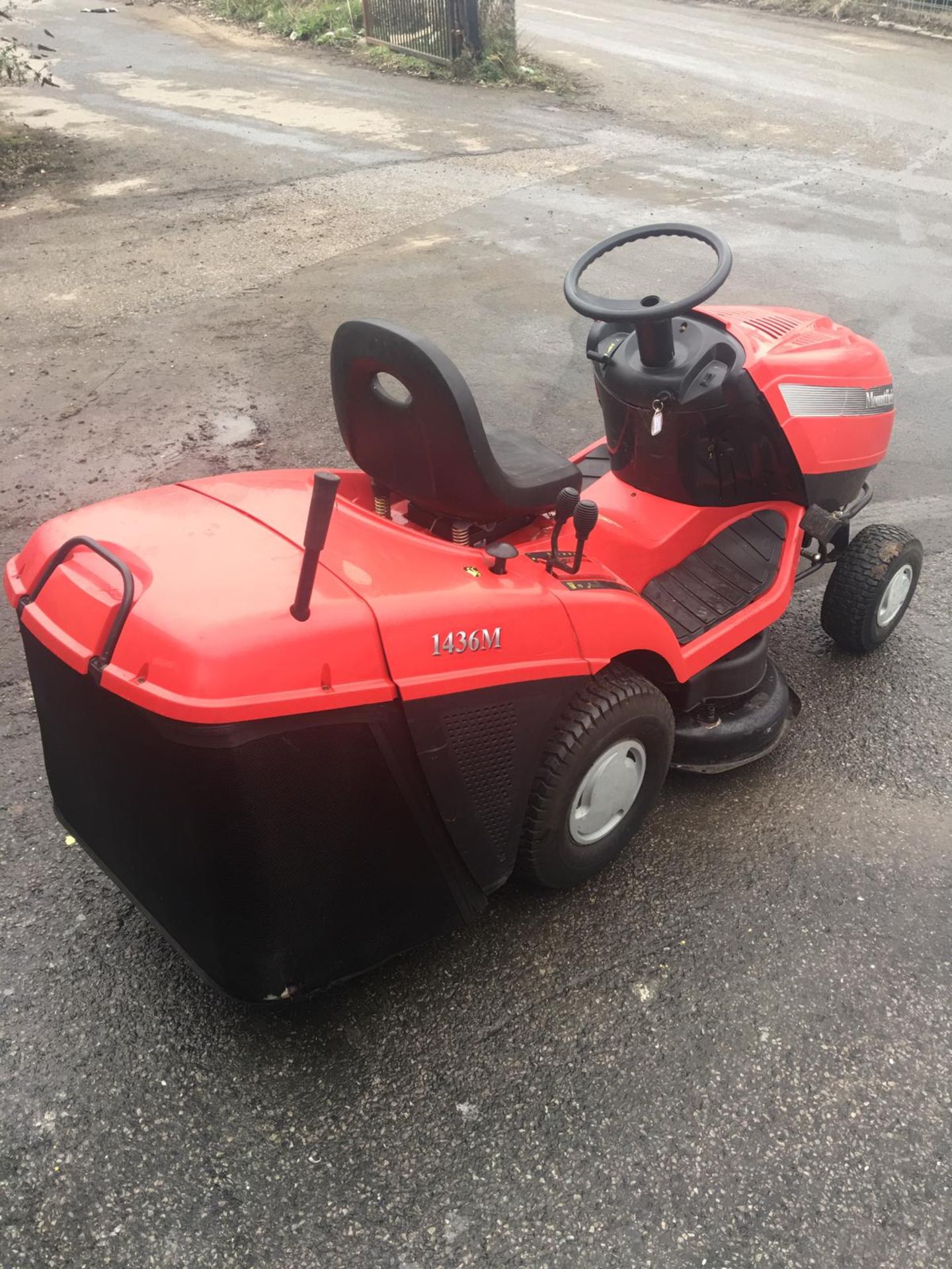 2003 MOUNTFIELD 1436M 13.5 HP RIDE ON PETROL LAWN MOWER, APPROX 36" CUTTING WIDTH *NO VAT* - Image 5 of 11