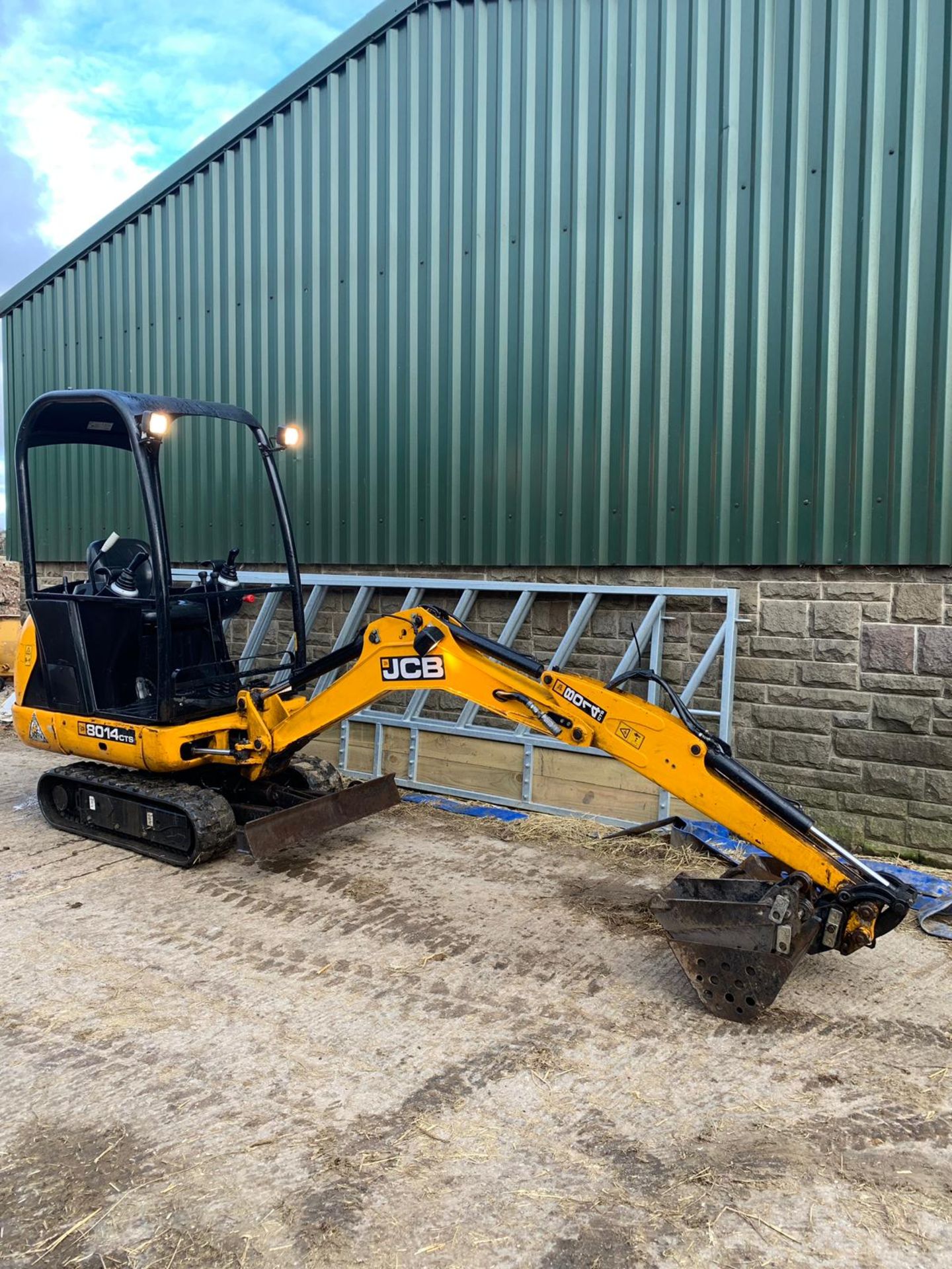 2017 JCB 8014 CTS TRACKED MINI DIGGER / EXCAVATOR - COMES WITH 3X BUCKETS *PLUS VAT* - Image 4 of 11