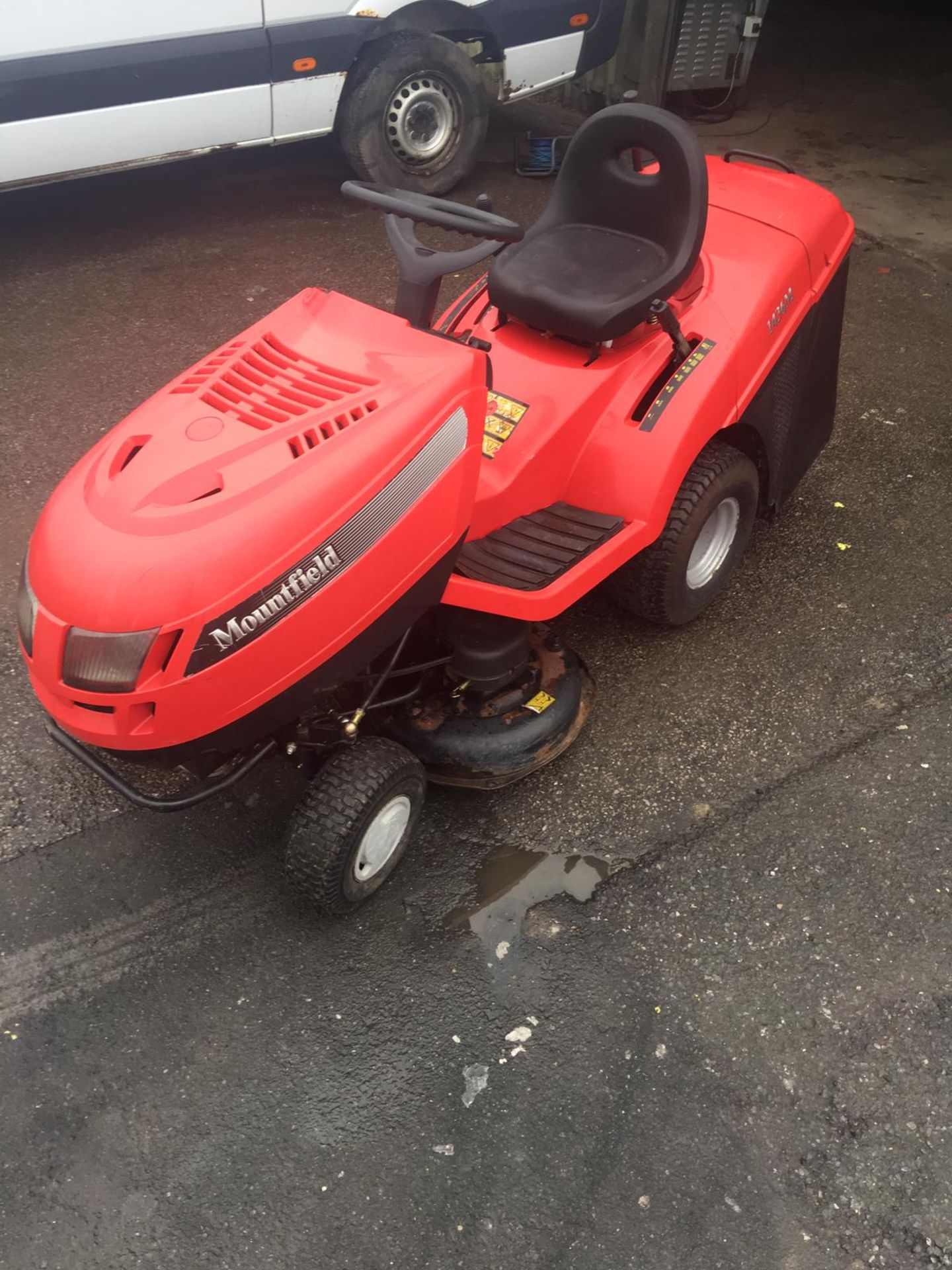 2003 MOUNTFIELD 1436M 13.5 HP RIDE ON PETROL LAWN MOWER, APPROX 36" CUTTING WIDTH *NO VAT* - Image 3 of 11