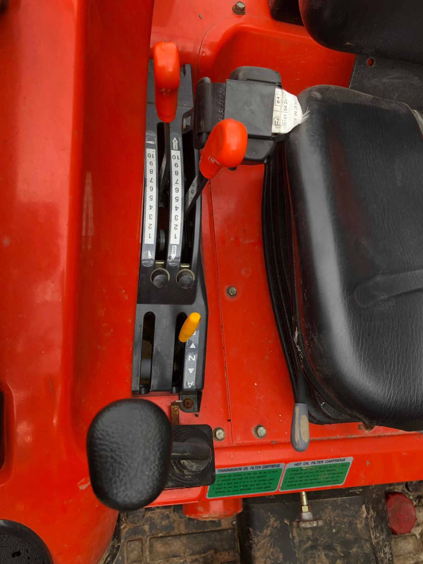 KIOTI CK27 HST COMPACT TRACTOR WITH KIOTI KL130 FRONT LOADING SHOVEL *PLUS VAT* - Image 16 of 18