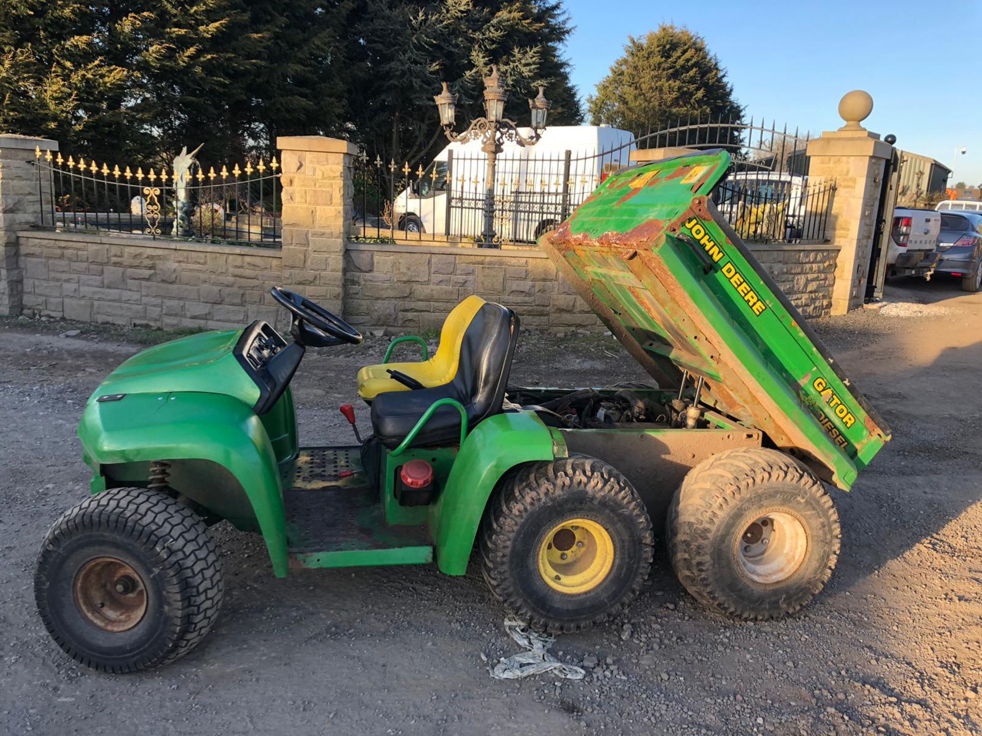 JOHN DEERE GATOR 6X6 3 CYLINDER YANMAR DIESEL ENGINE HYDRAULIC TIP, RUNS WORKS AND DRIVES *NO VAT* - Image 2 of 5